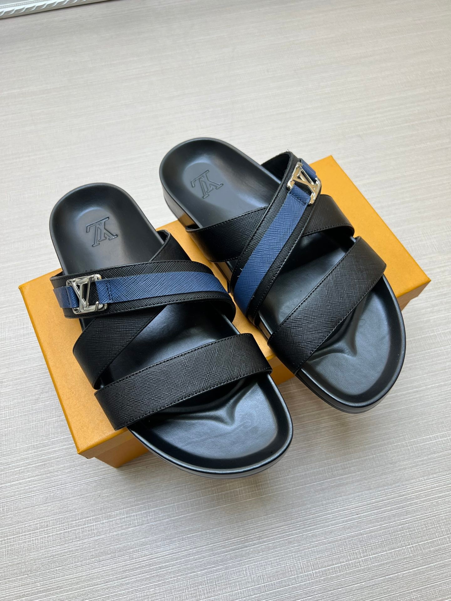 54E88Z   fashion  slippers