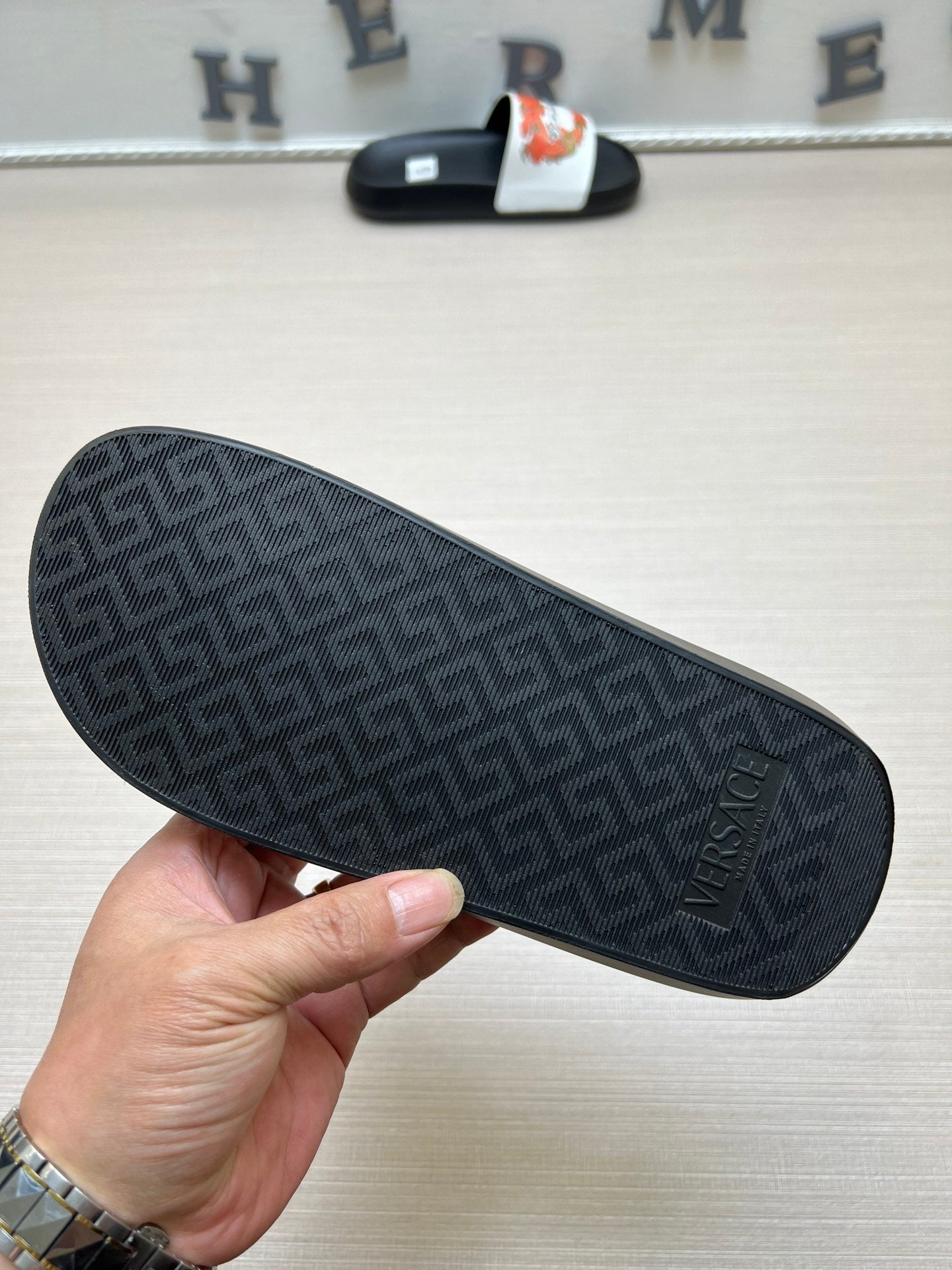 54V165Z  fashion slippers