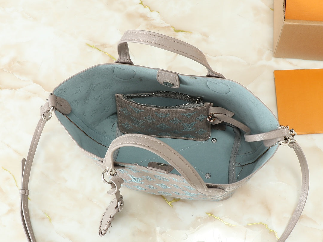 1XE58B (Fashionable leather bag )