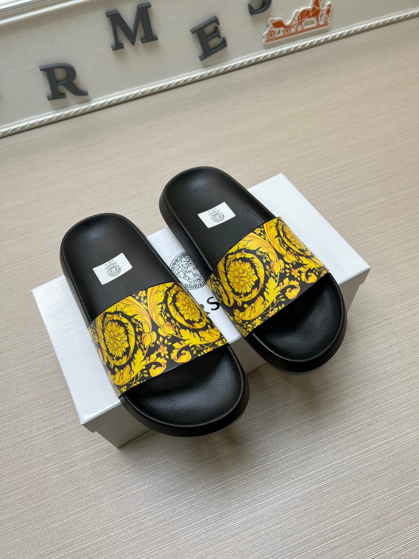 54V166Z  fashion slippers