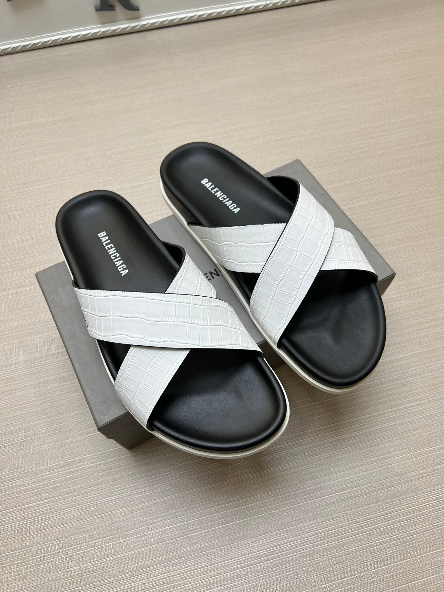 54J97Z   fashion  slippers