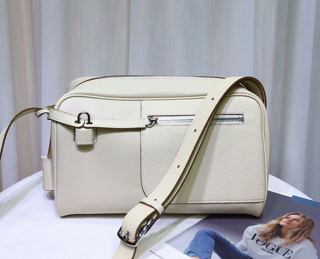 1XH69B (Fashionable leather bag )