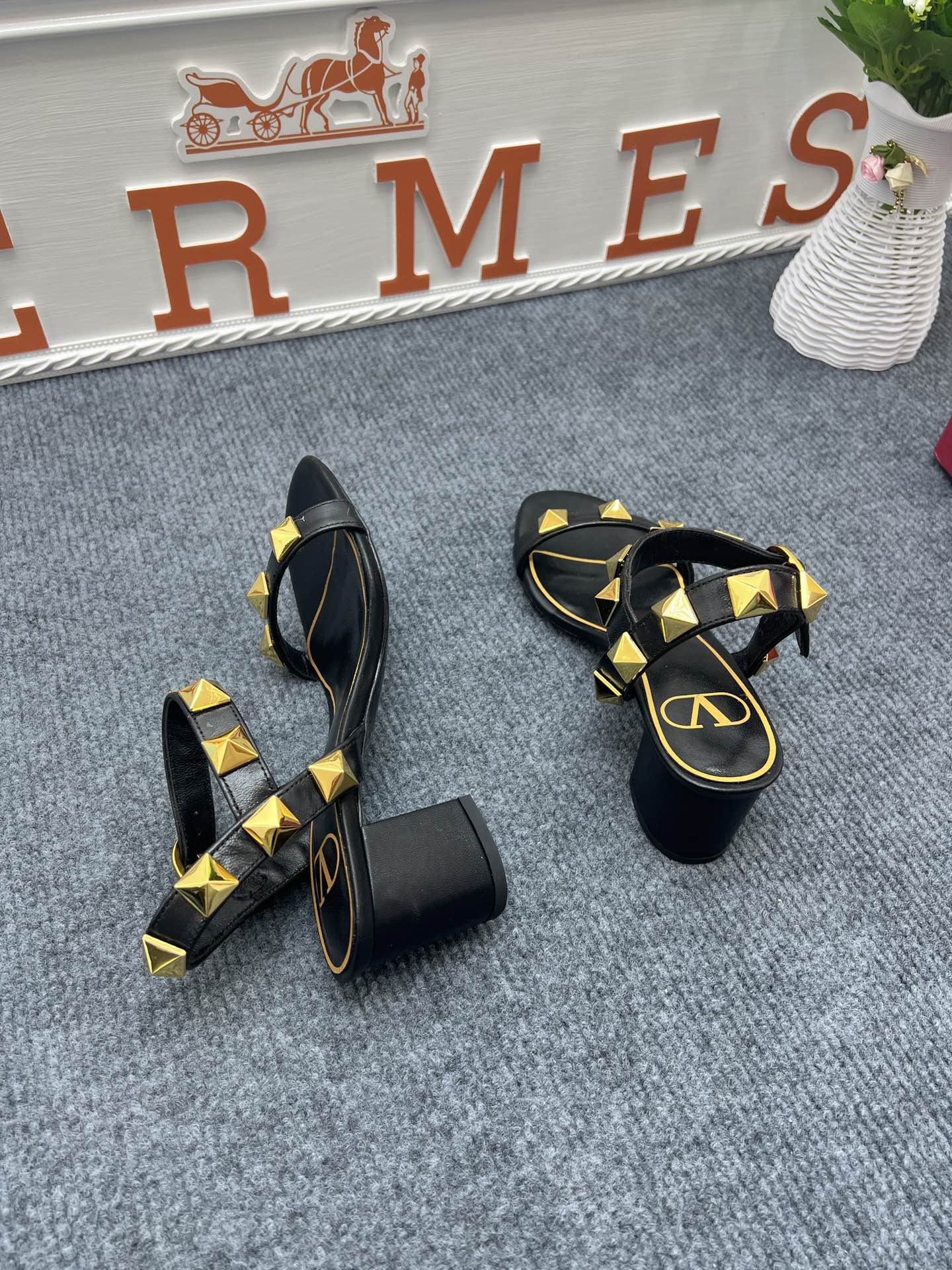 1: 1 High quality leather sandals 5YVL64Z