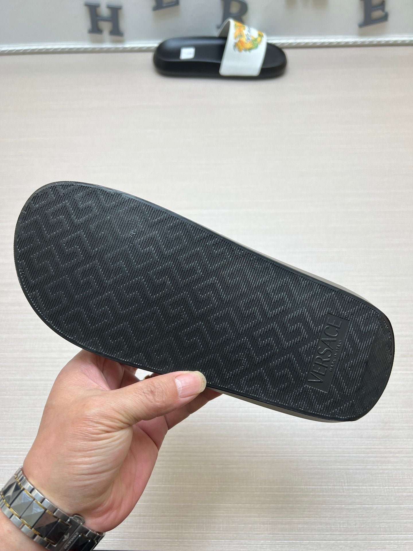 54V164Z    fashion slippers