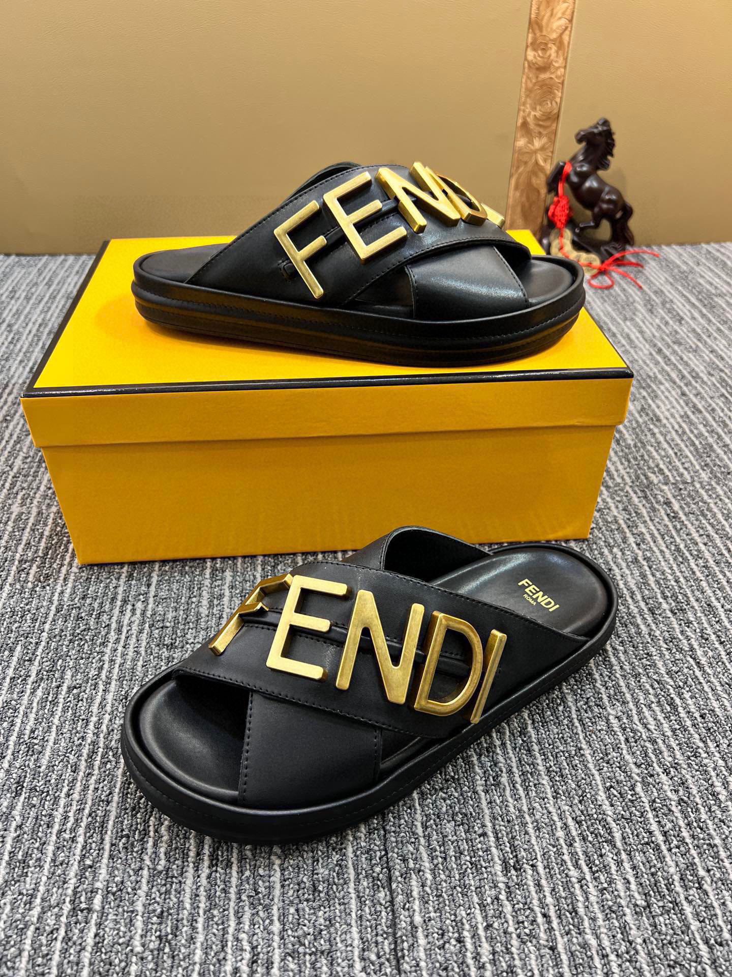 1: 1 High quality leather sandals 5YF93Z