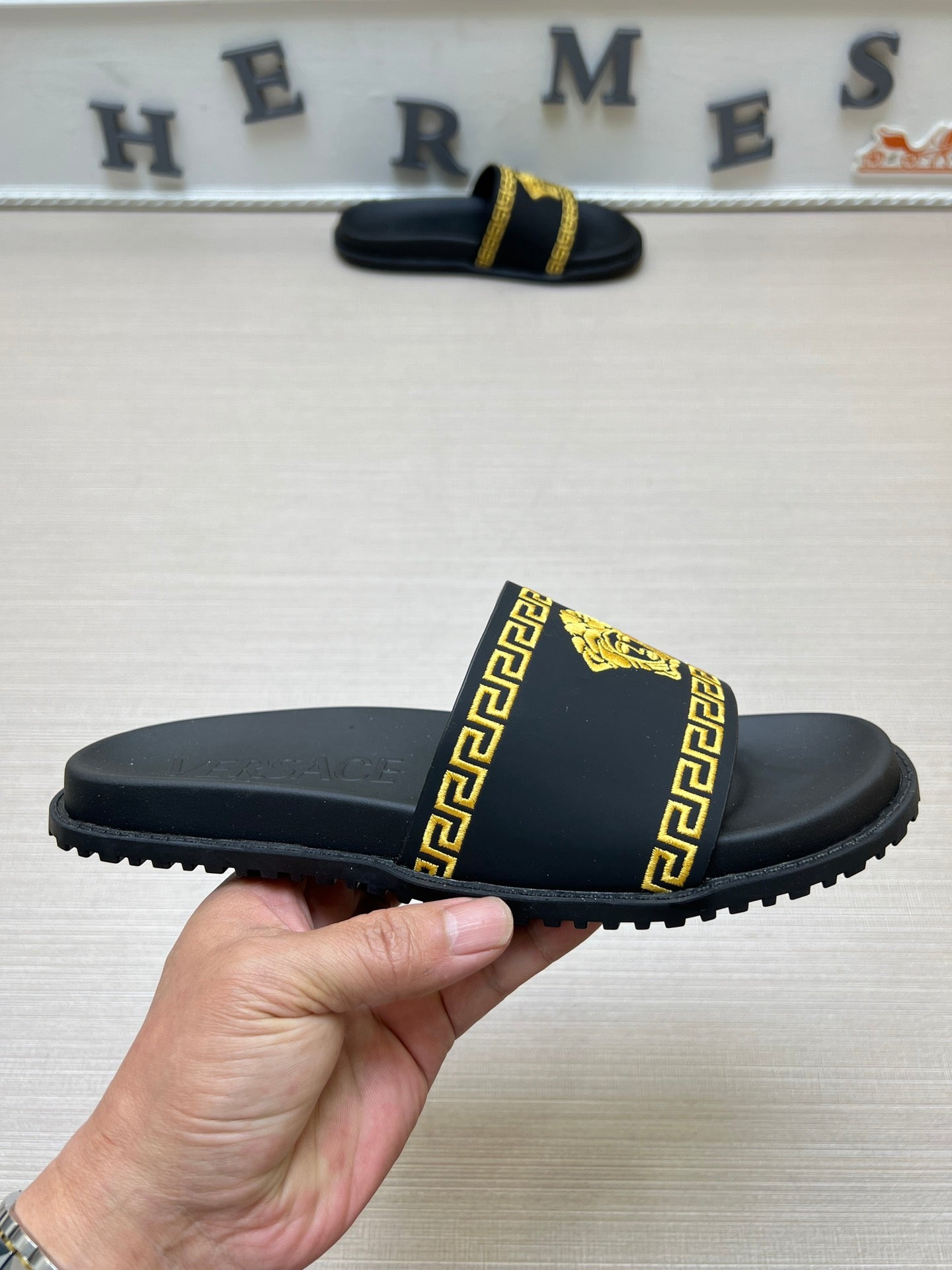 54V53Z    fashion  slippers