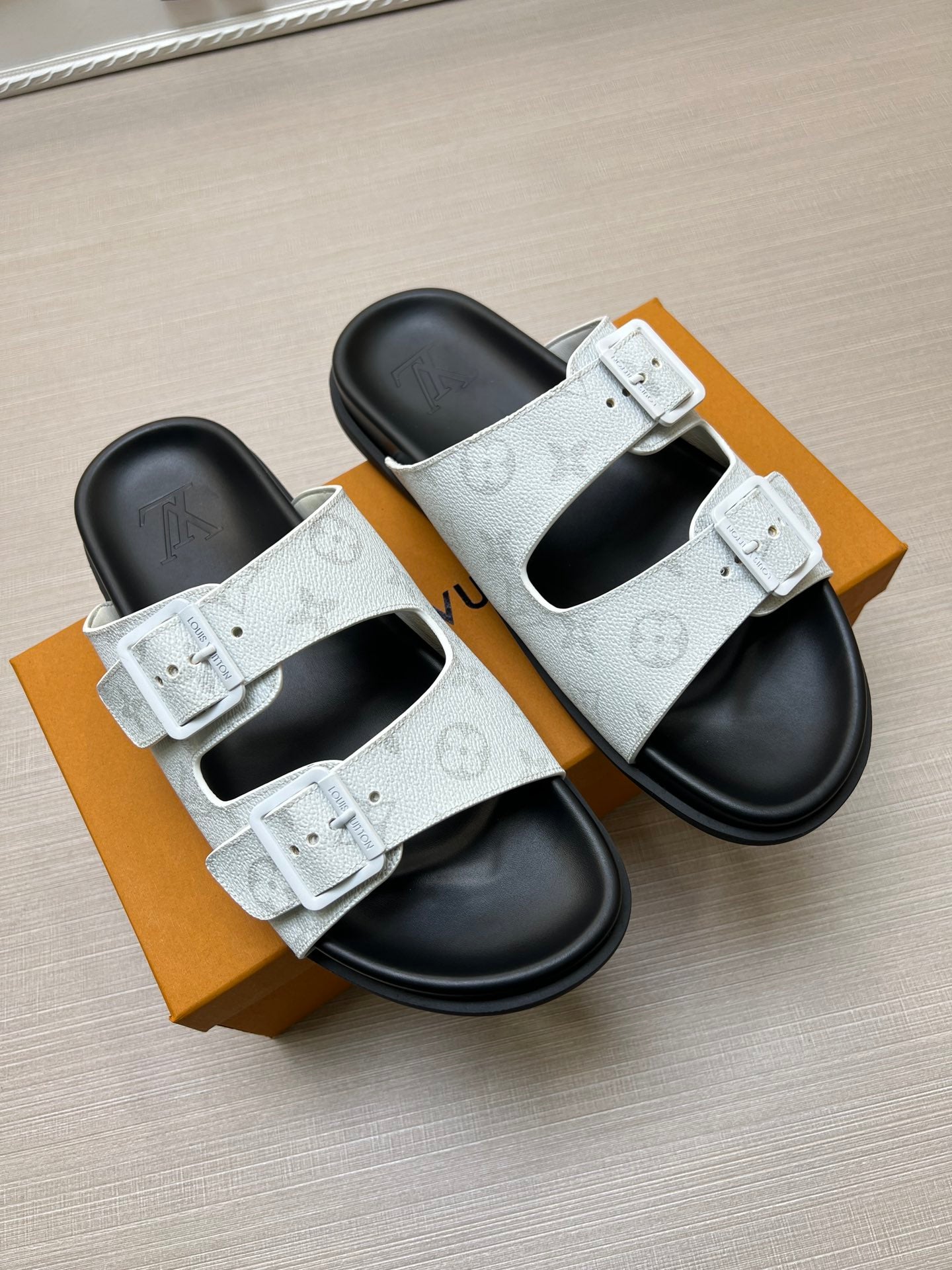 54E58Z   fashion  slippers