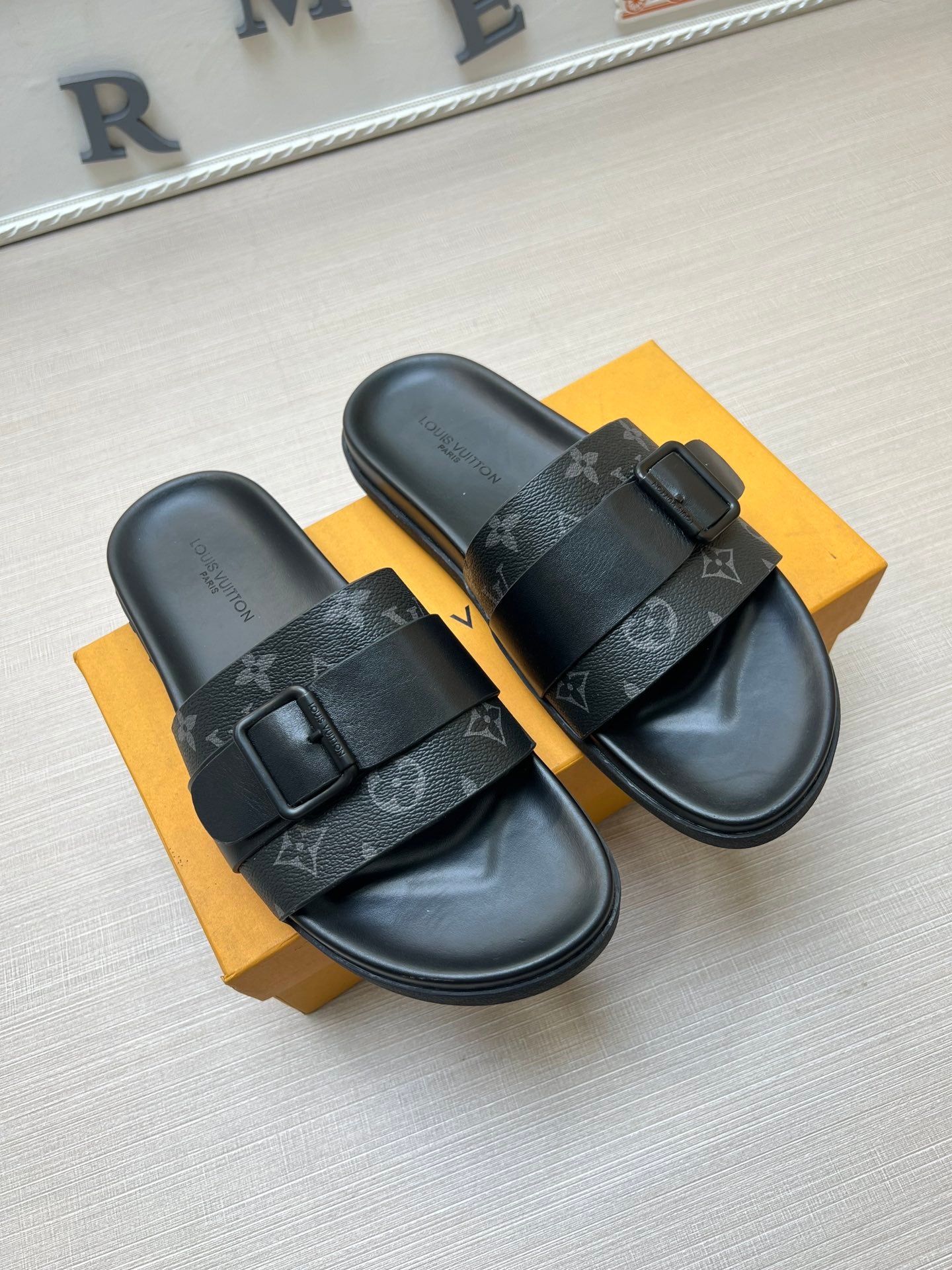 54E111Z  fashion  slippers