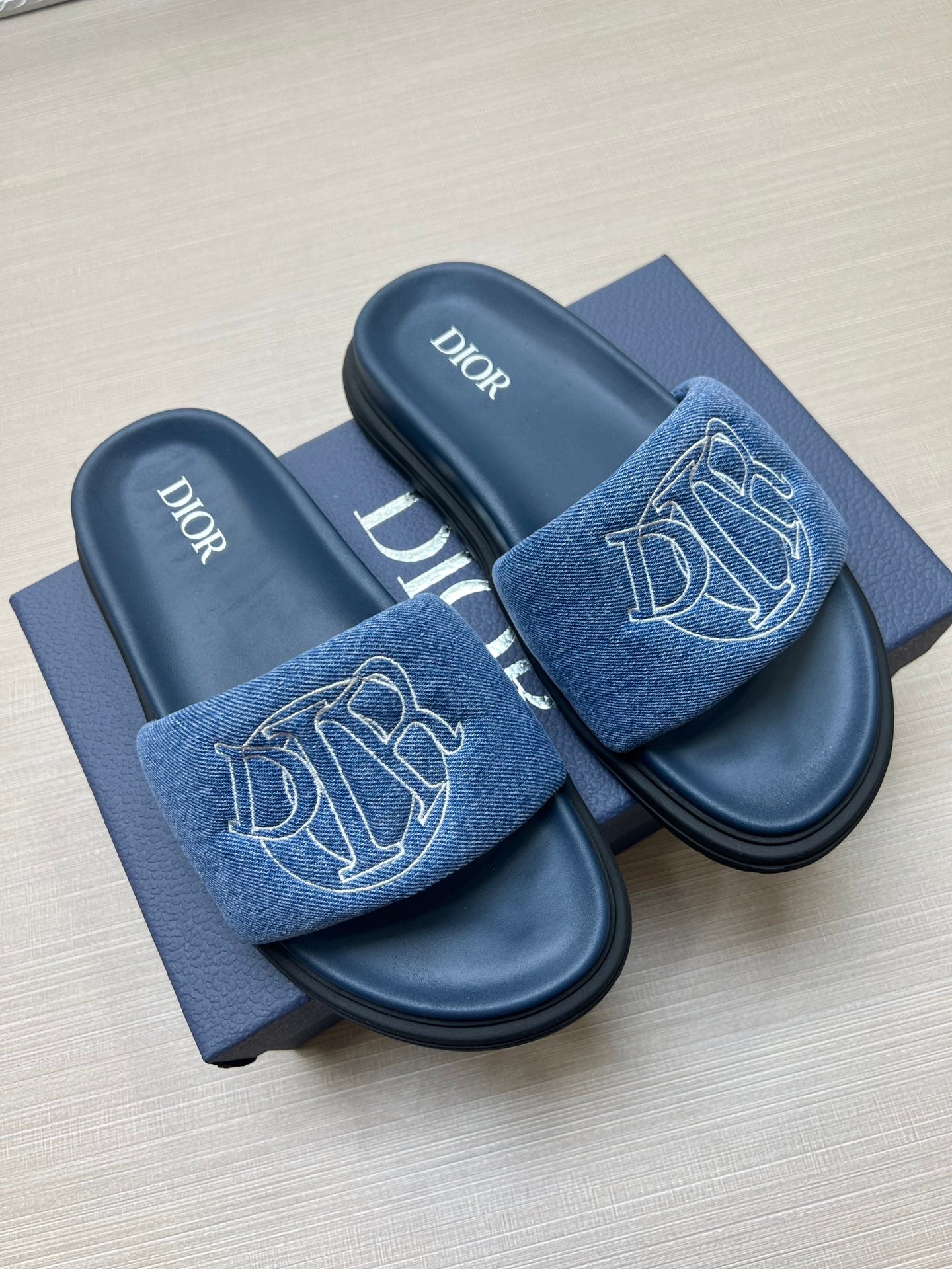 54D168Z   High quality leather slippers