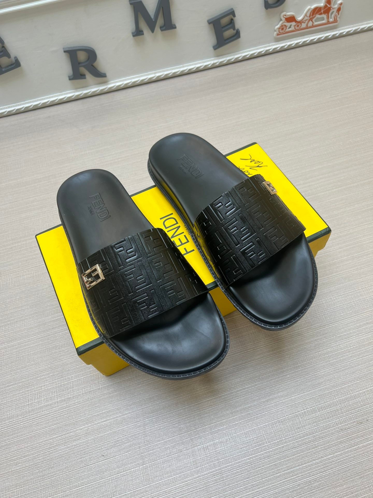 54F121Z   fashion slippers