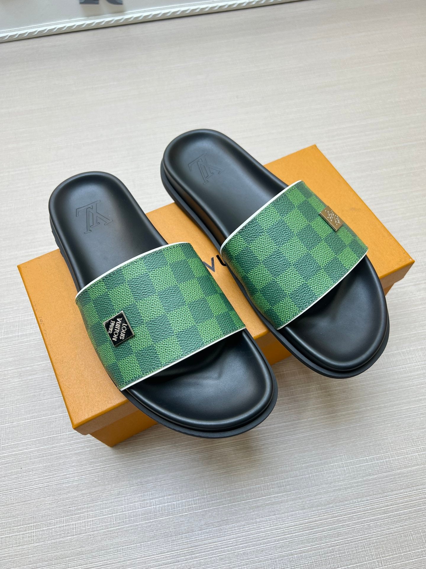 54E69Z    fashion slippers