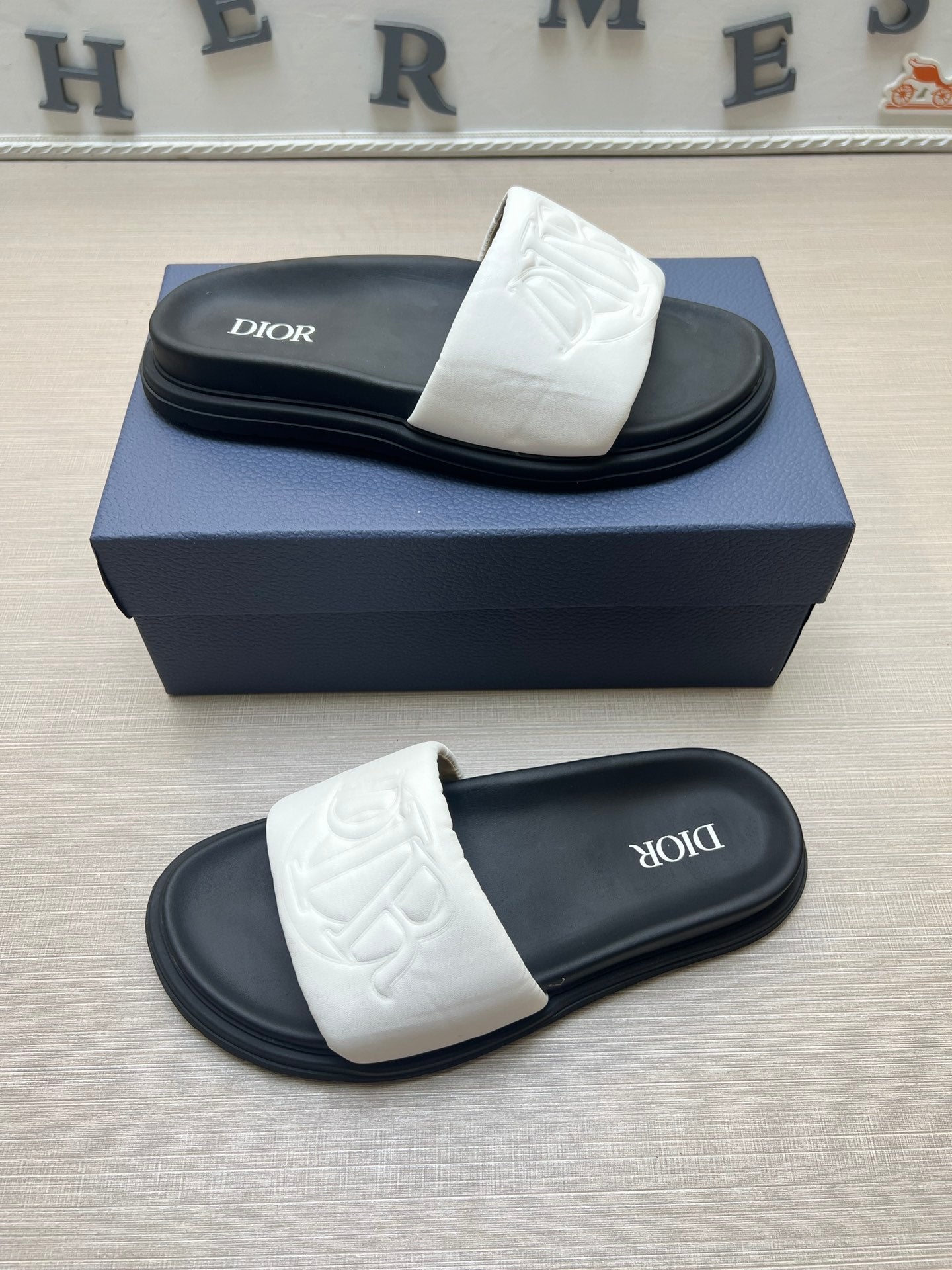 54D167Z  High quality leather slippers