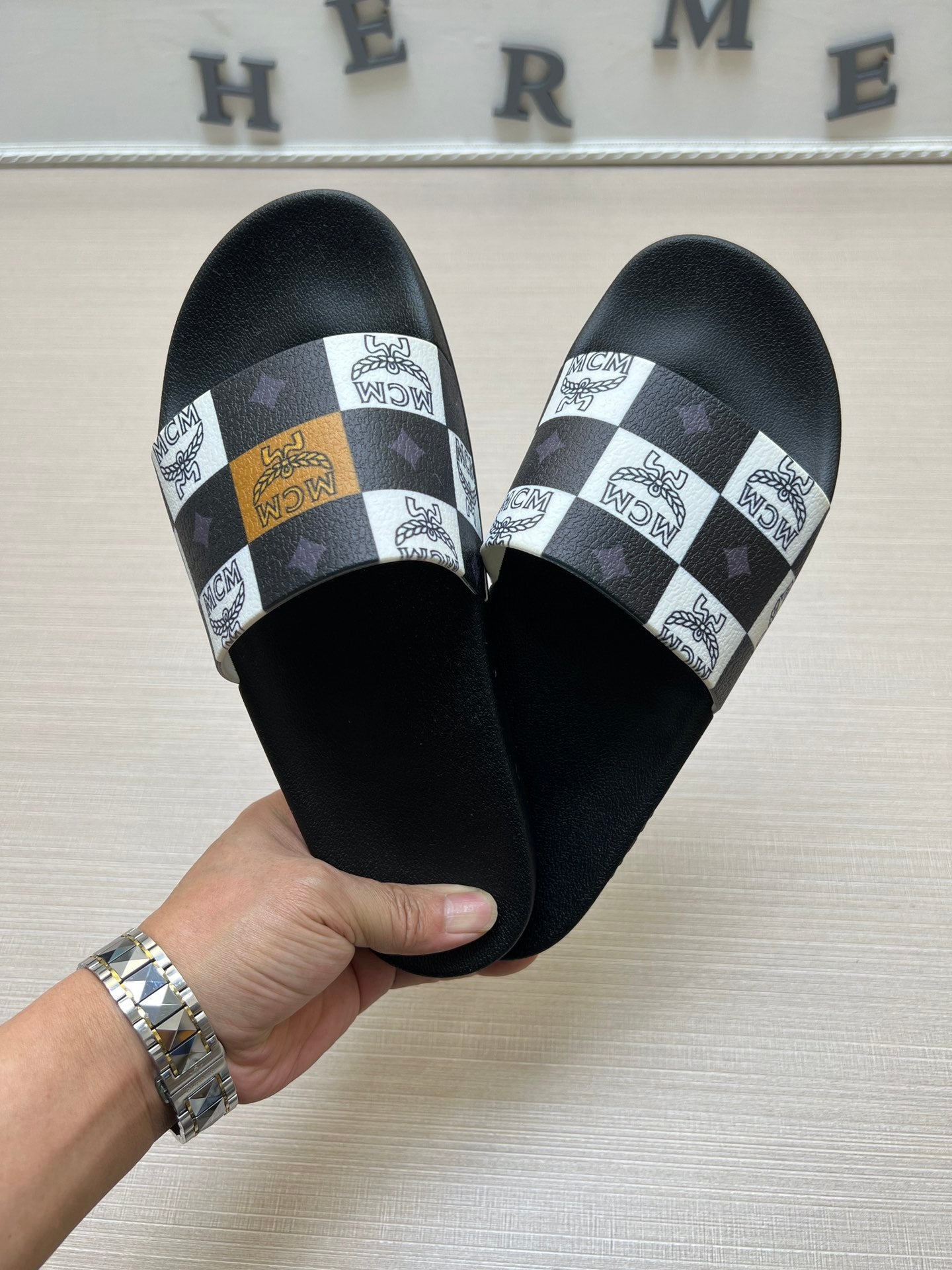 54M44Z   fashion   slippers