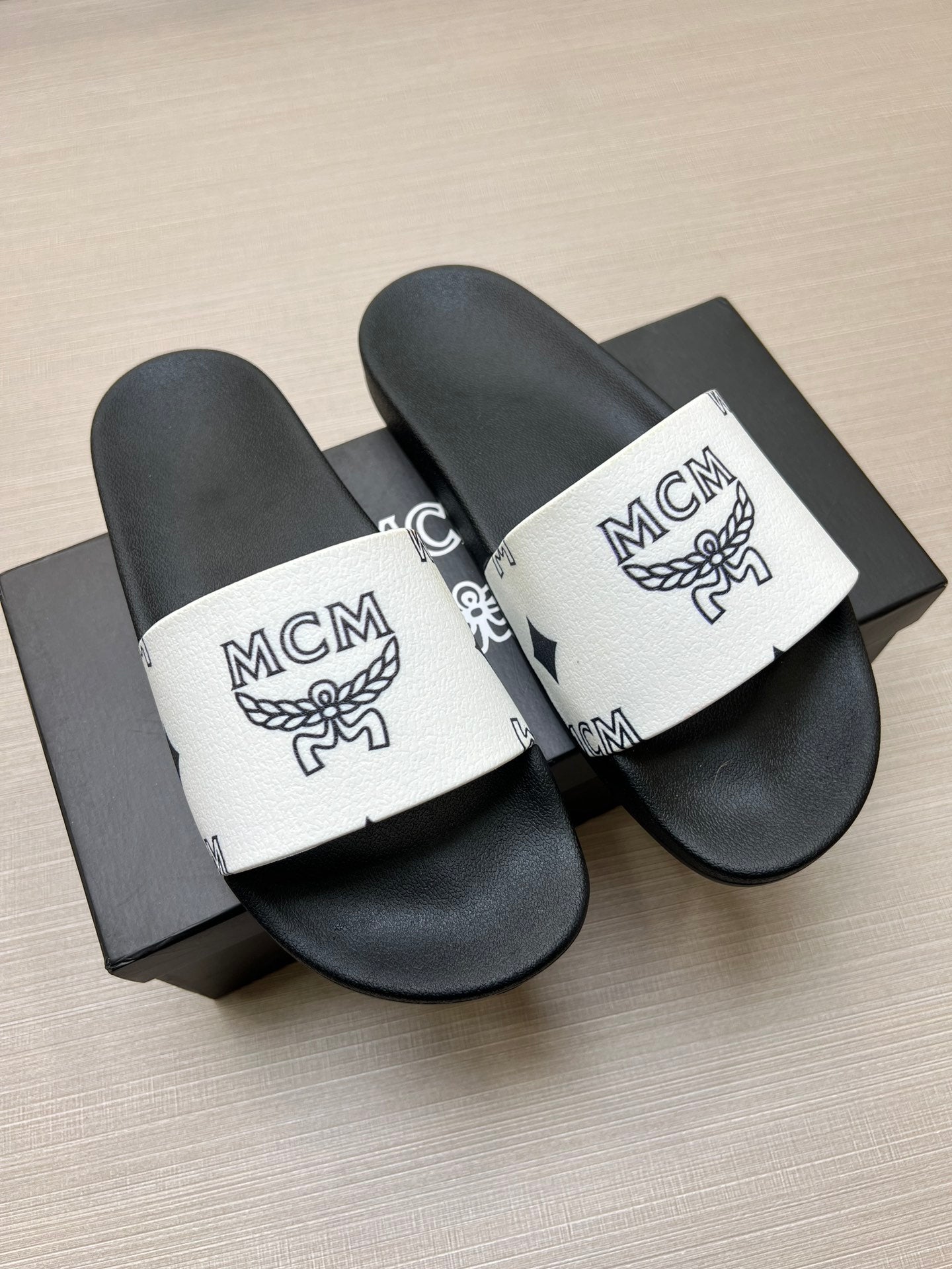 54M43Z    fashion  slippers