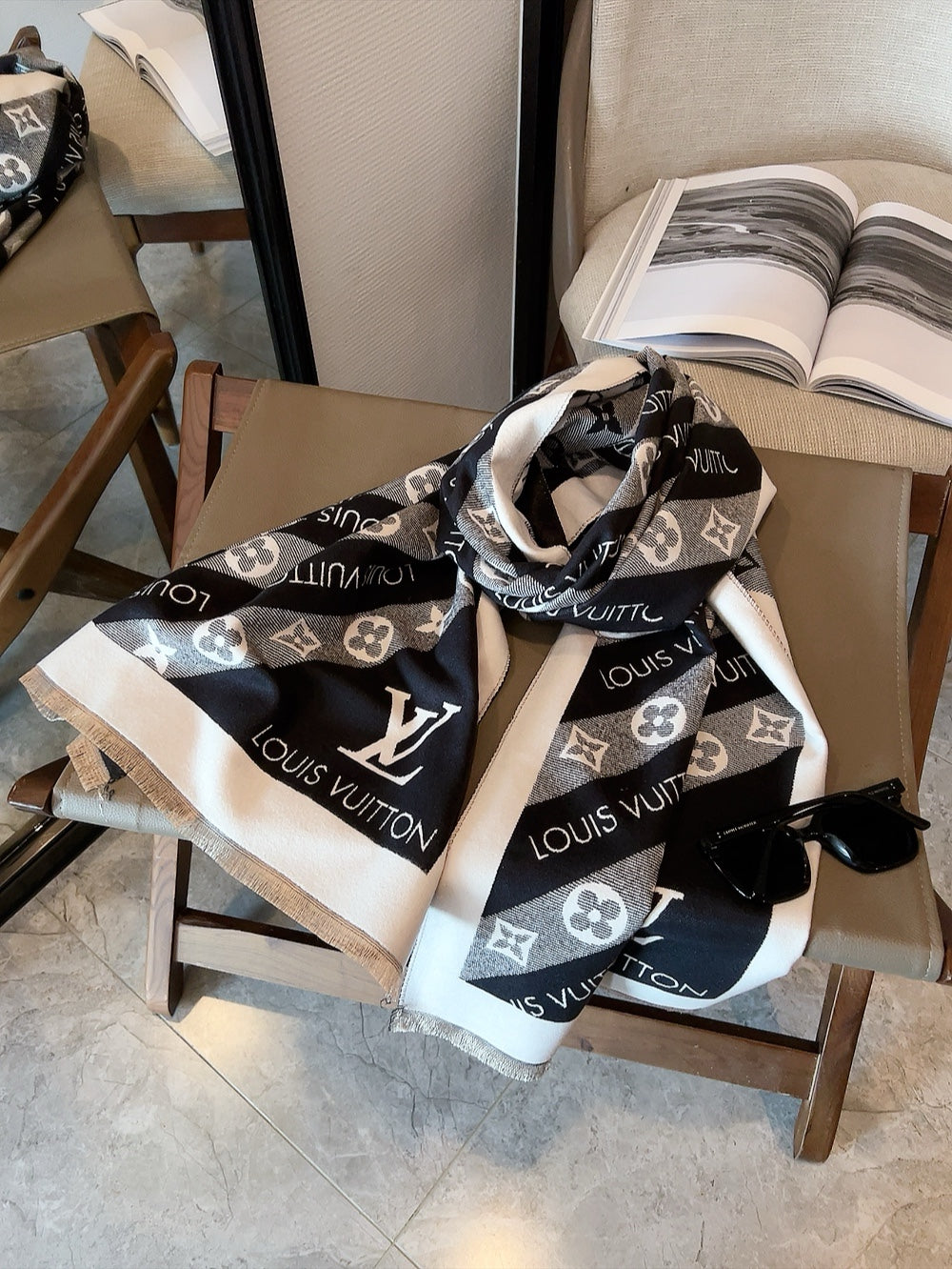 14E330W　Fashion scarves