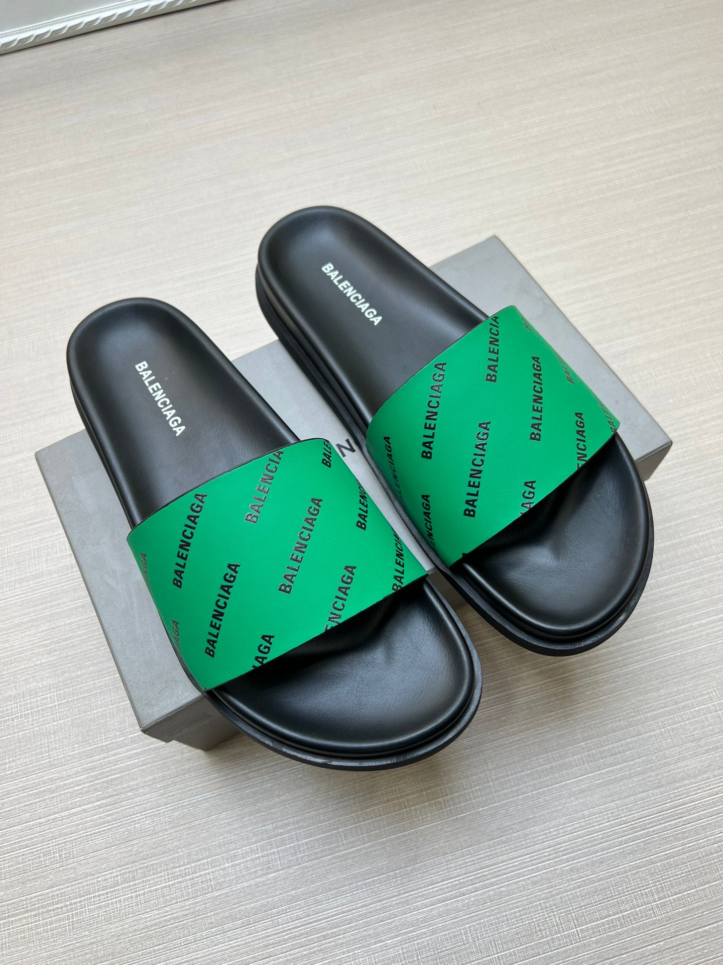 54J99Z    fashion  slippers