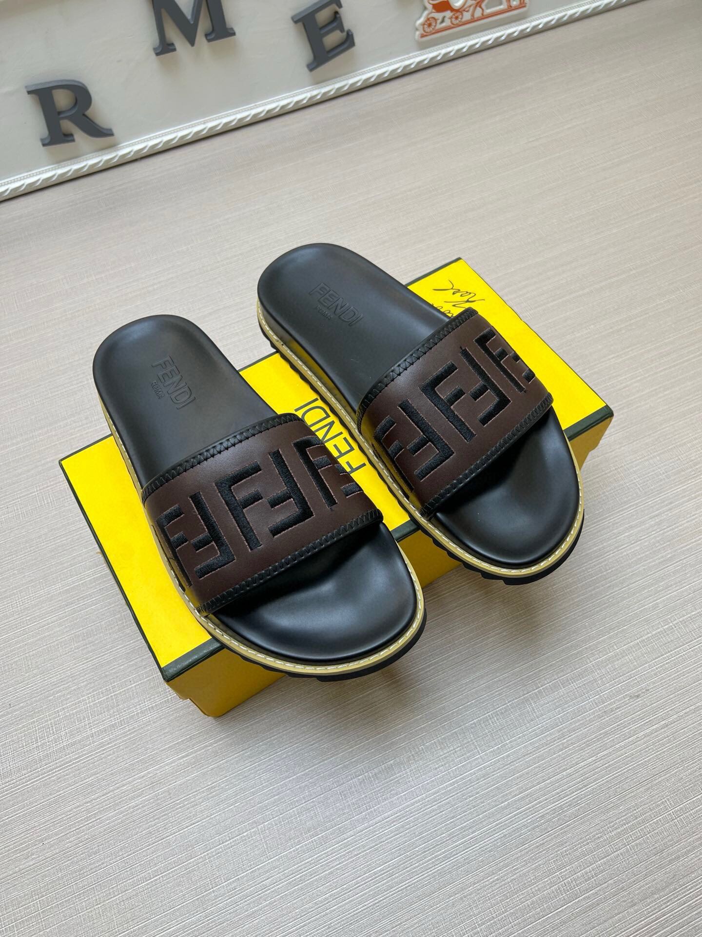 54F25Z    fashion slippers