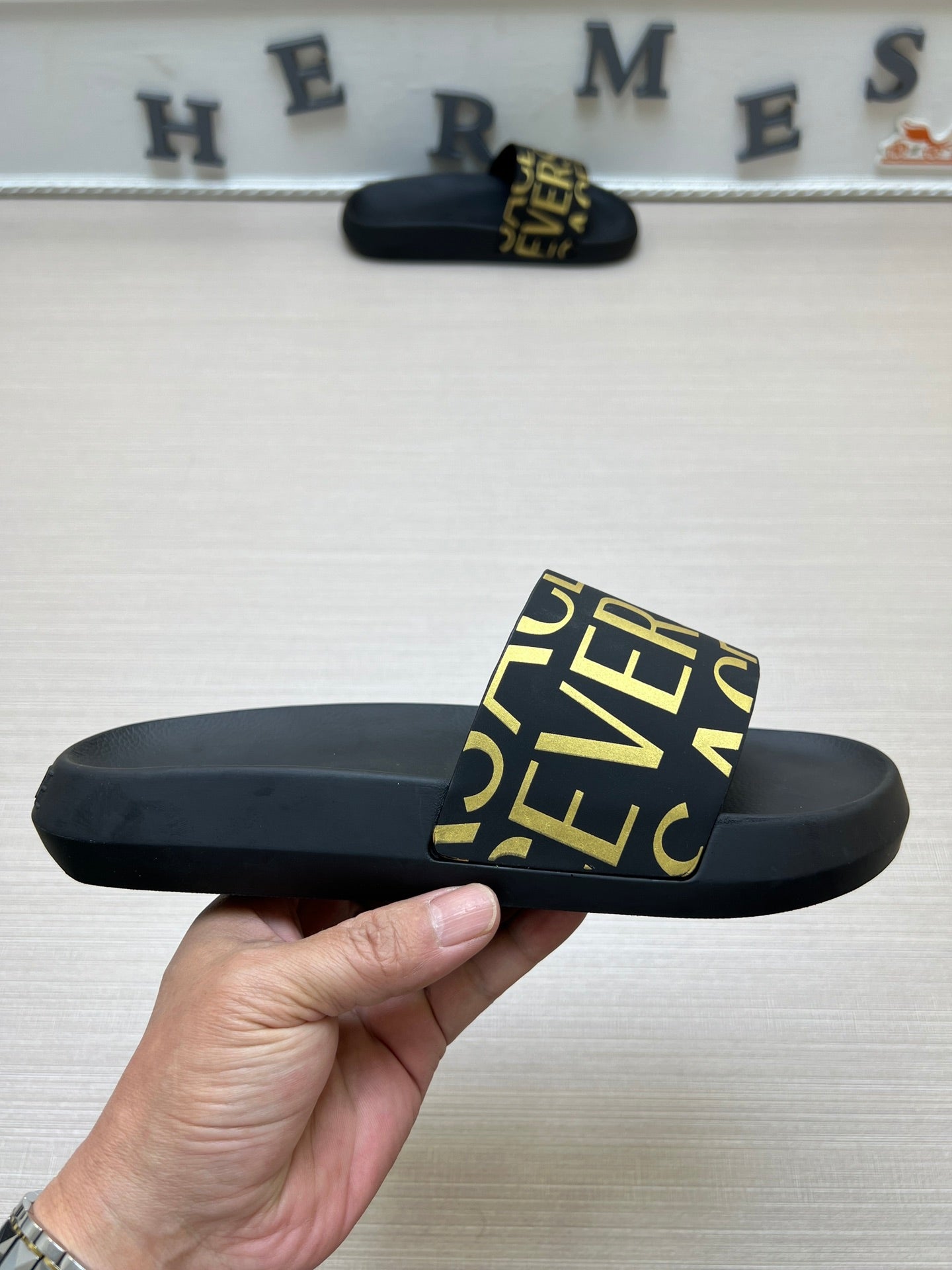 54V108Z  fashion  slippers