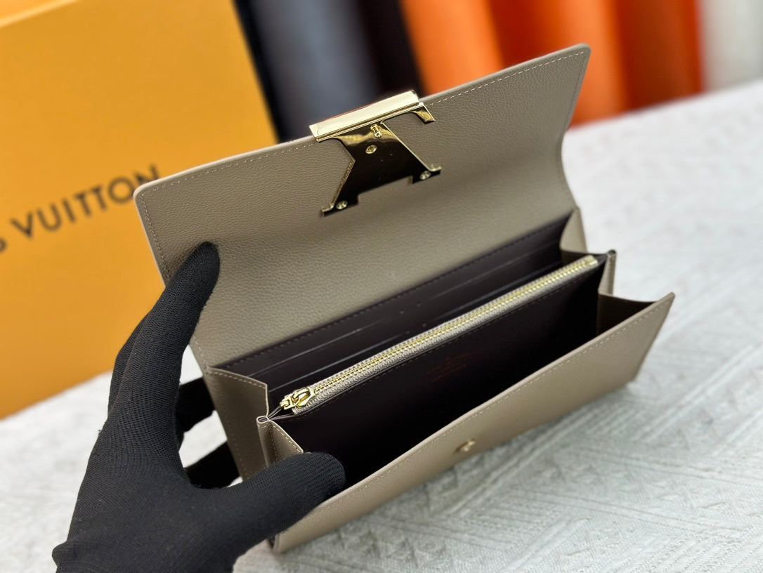 1XE74B Fashionable leather wallets with package