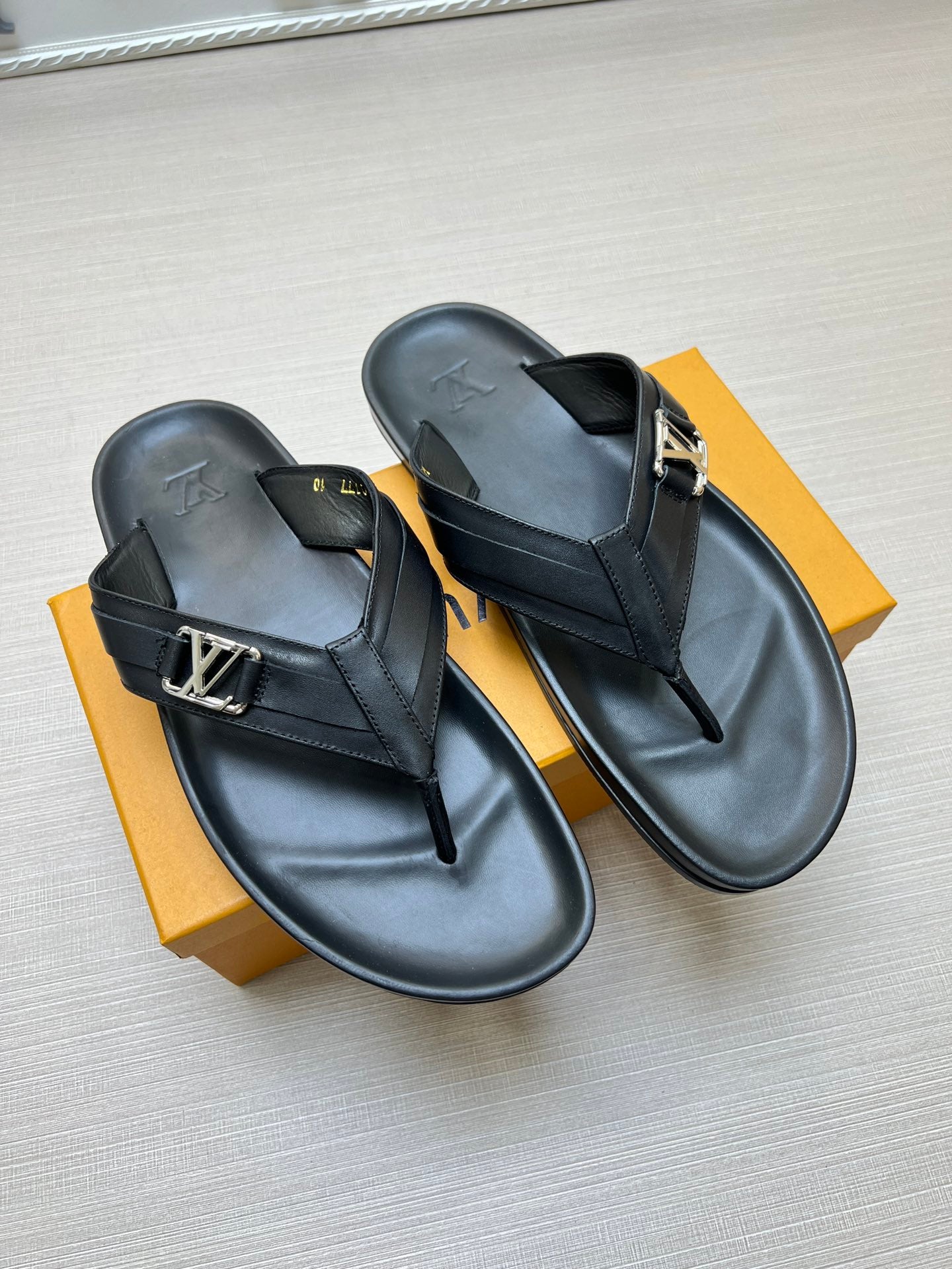 54E86Z    fashion  slippers