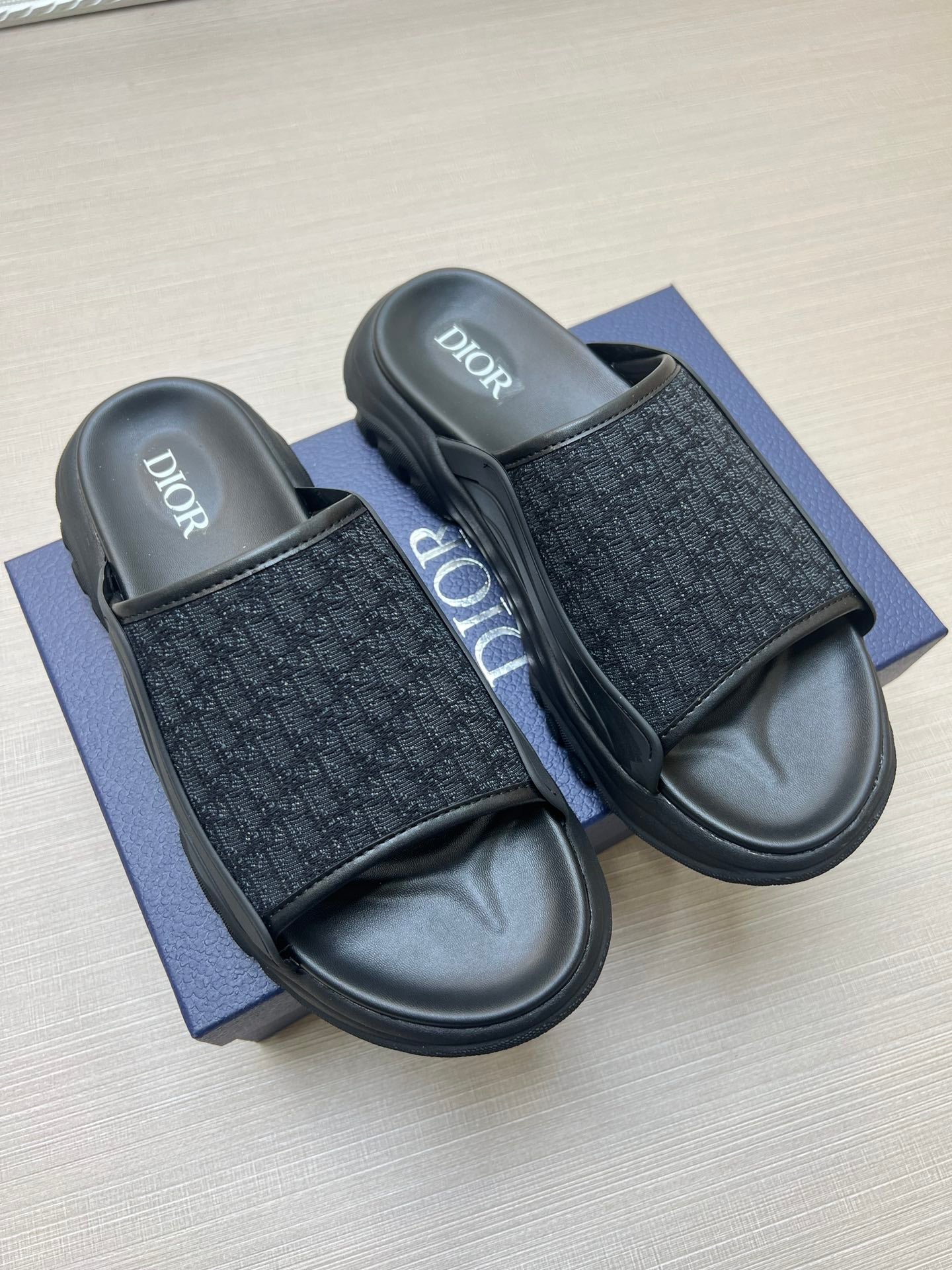 54D8Z  fashion slippers