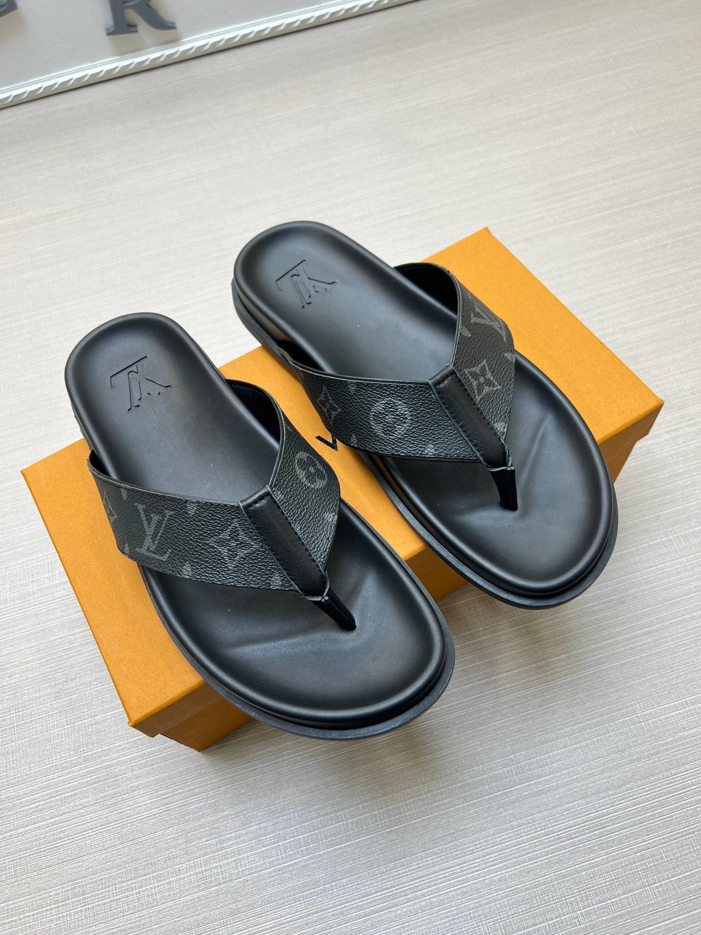 54E56Z   fashion slippers