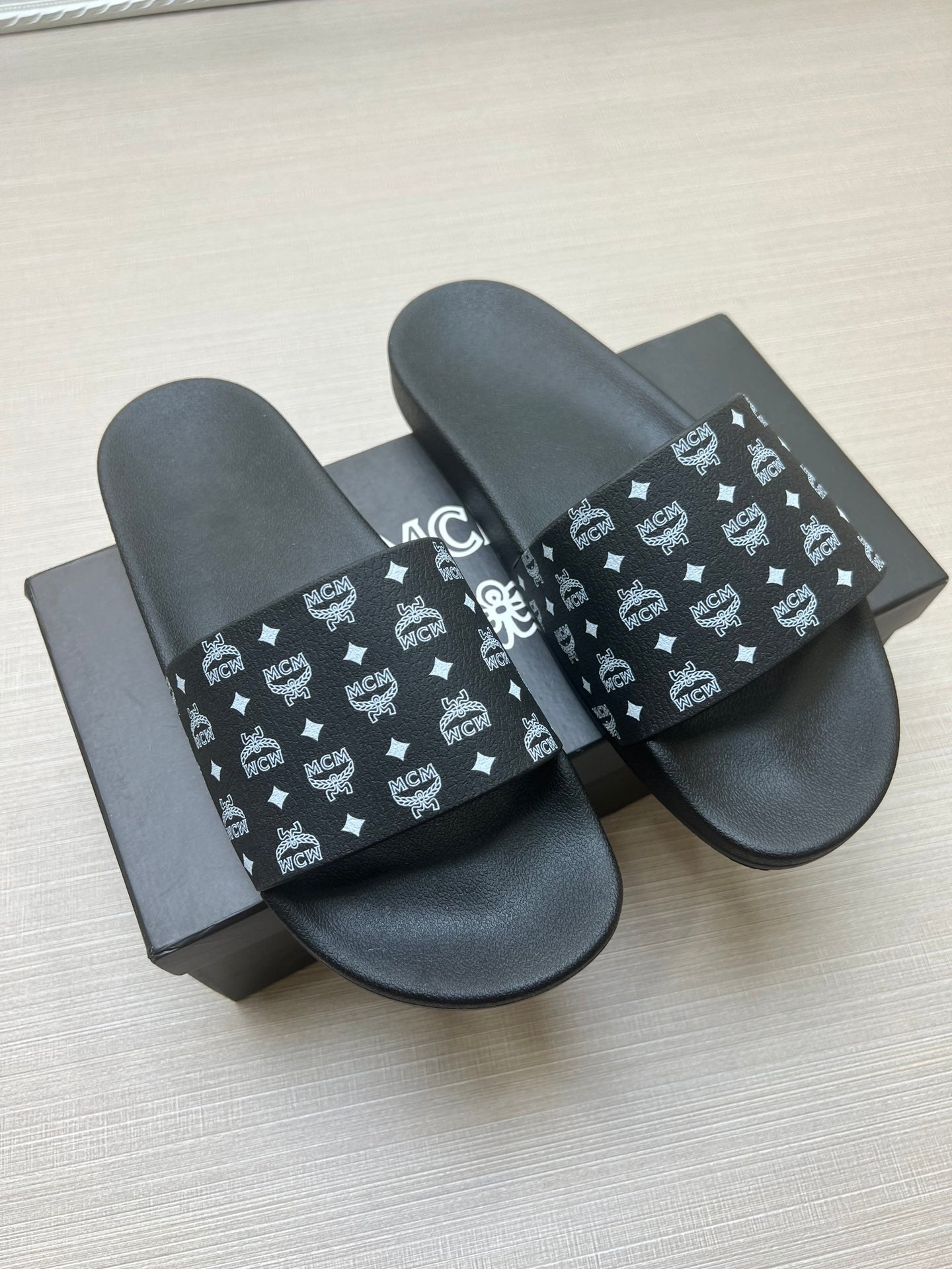 54M46Z  fashion  slippers