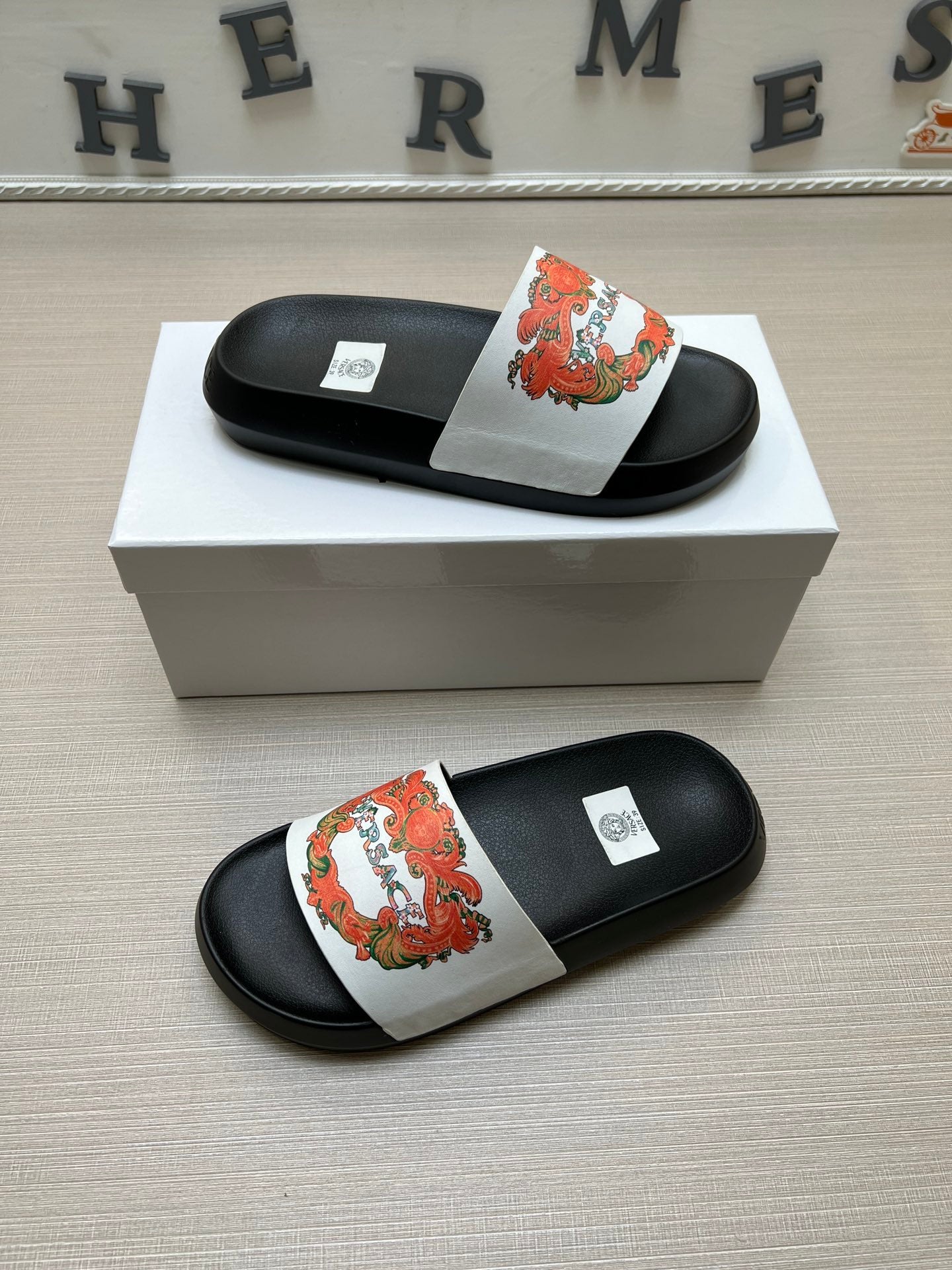 54V165Z  fashion slippers