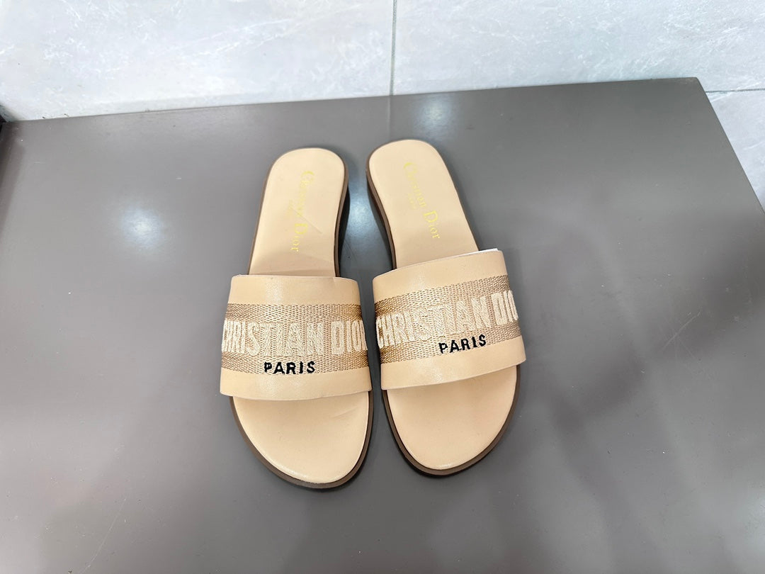 14D32Z   fashion slippers