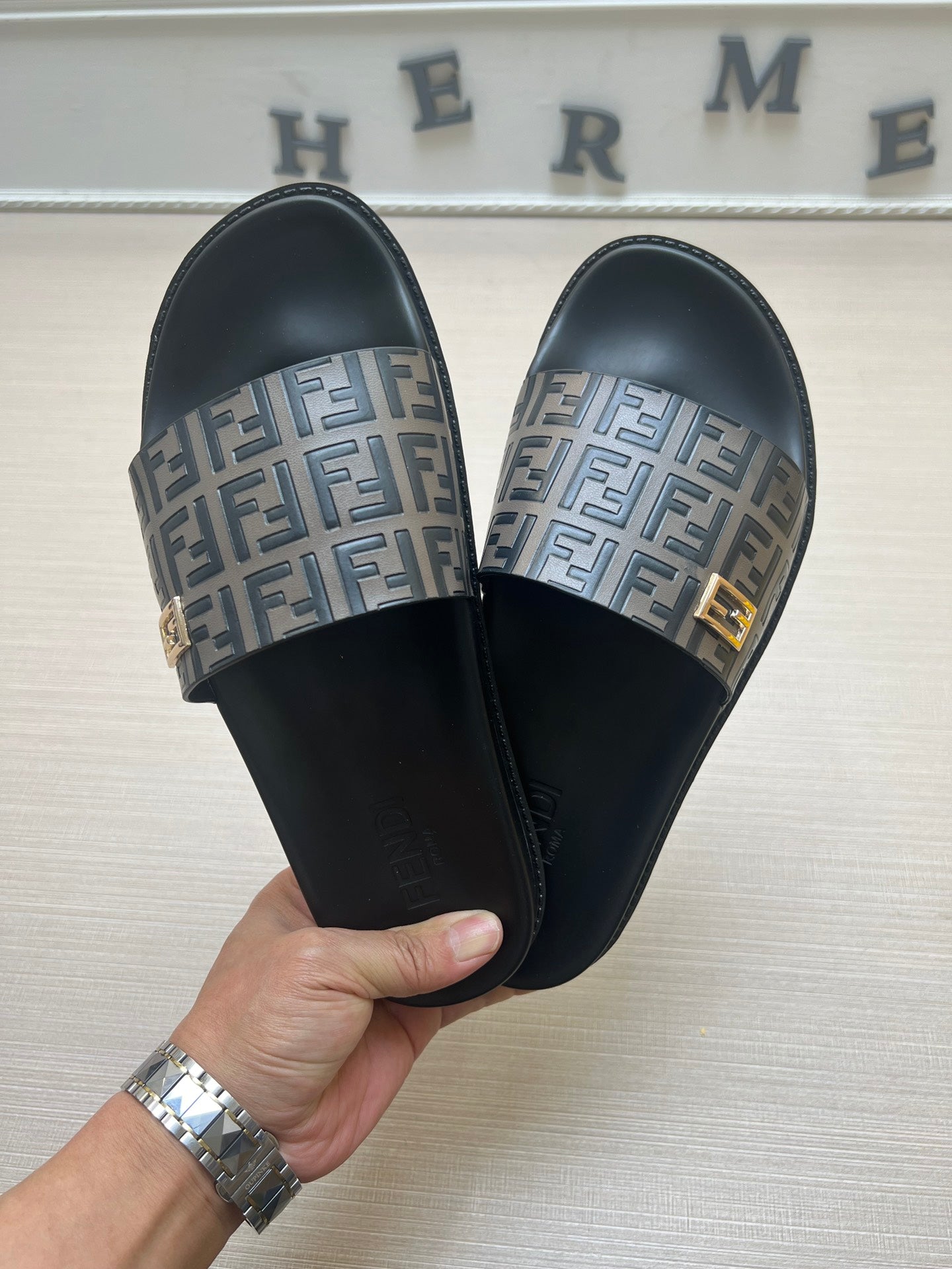 54F121Z   fashion slippers