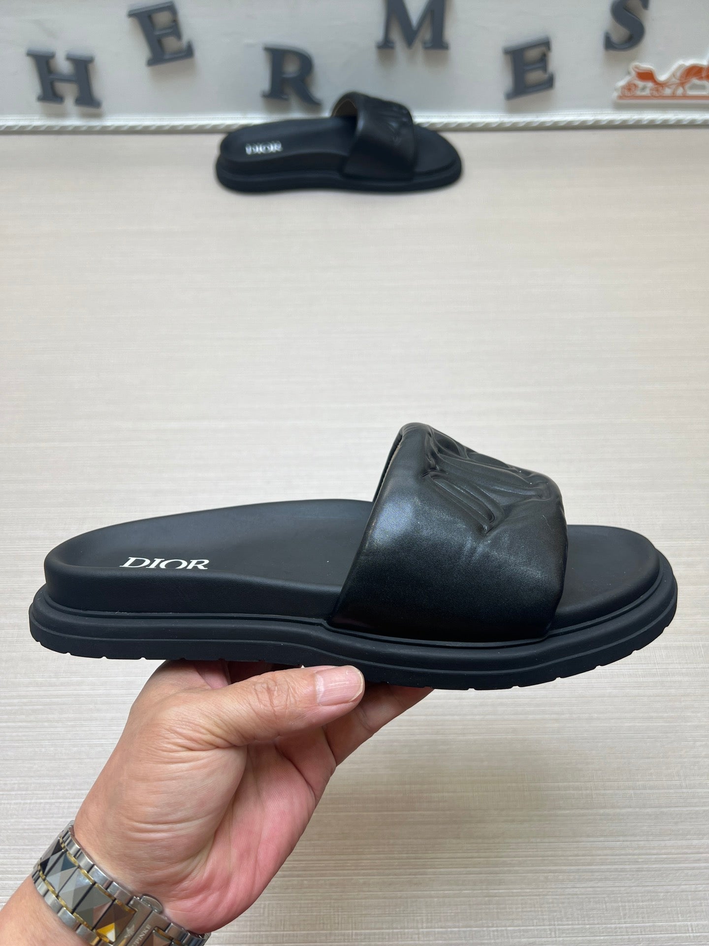 54D167Z  High quality leather slippers