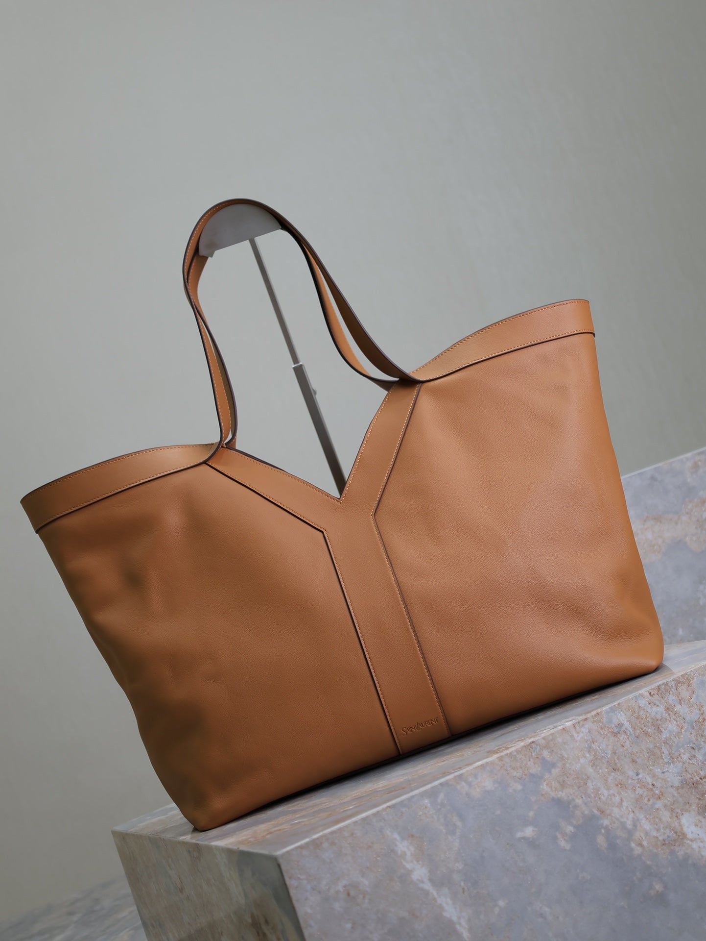 1XSL85B Fashionable leather bag