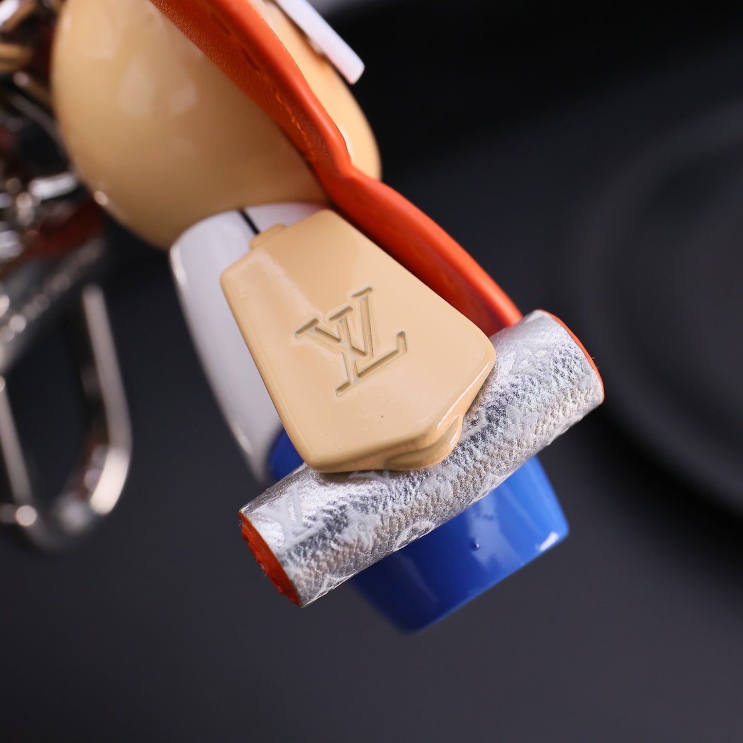 14E42A  Stylish key closure