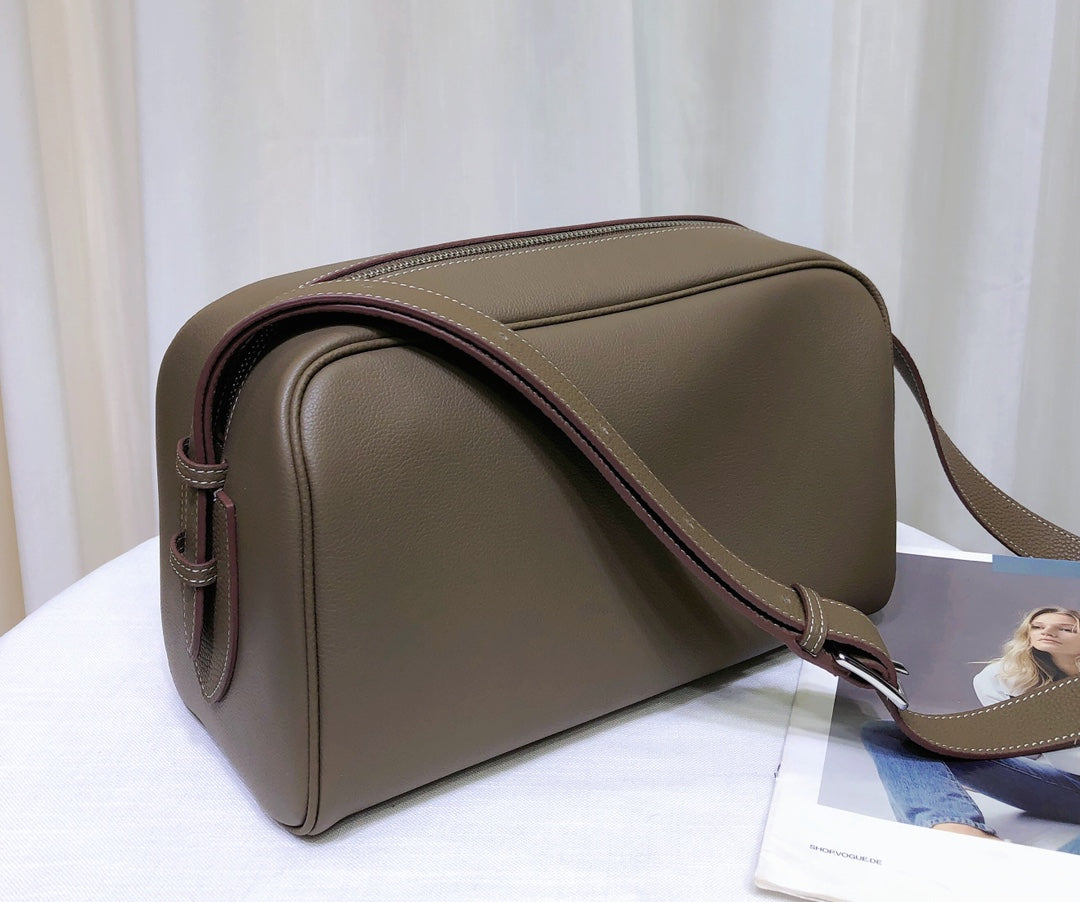 1XH69B (Fashionable leather bag )