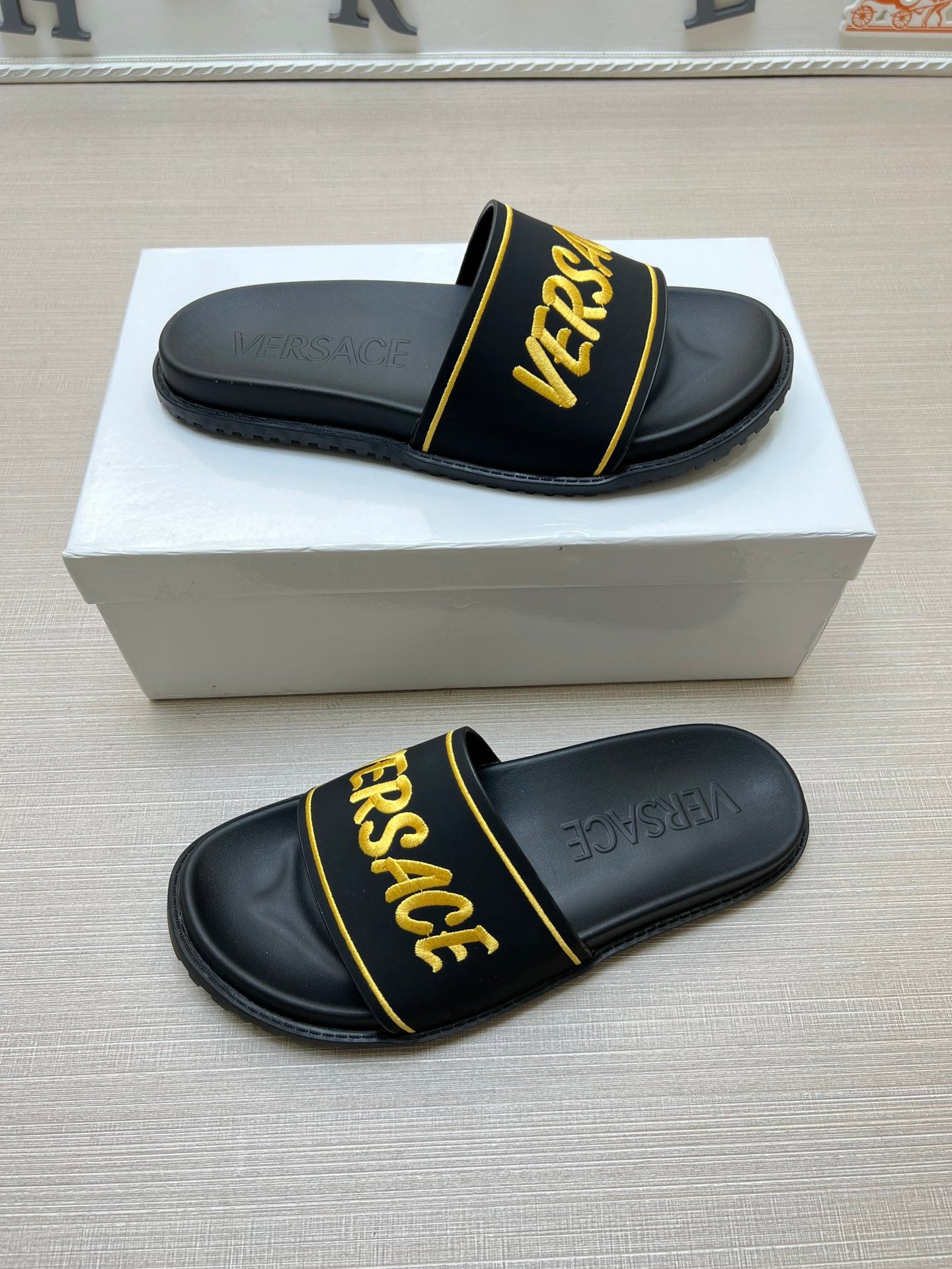 54V54Z   fashion  slippers