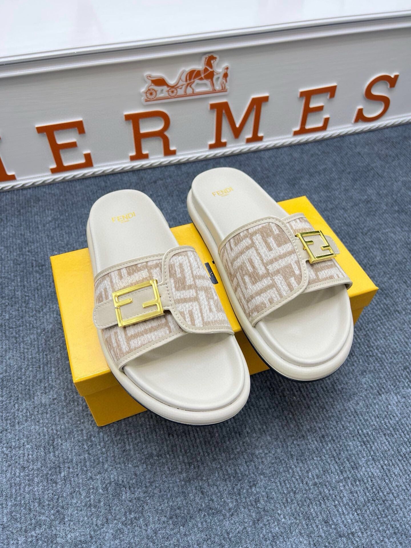 54F37Z  fashion  slippers