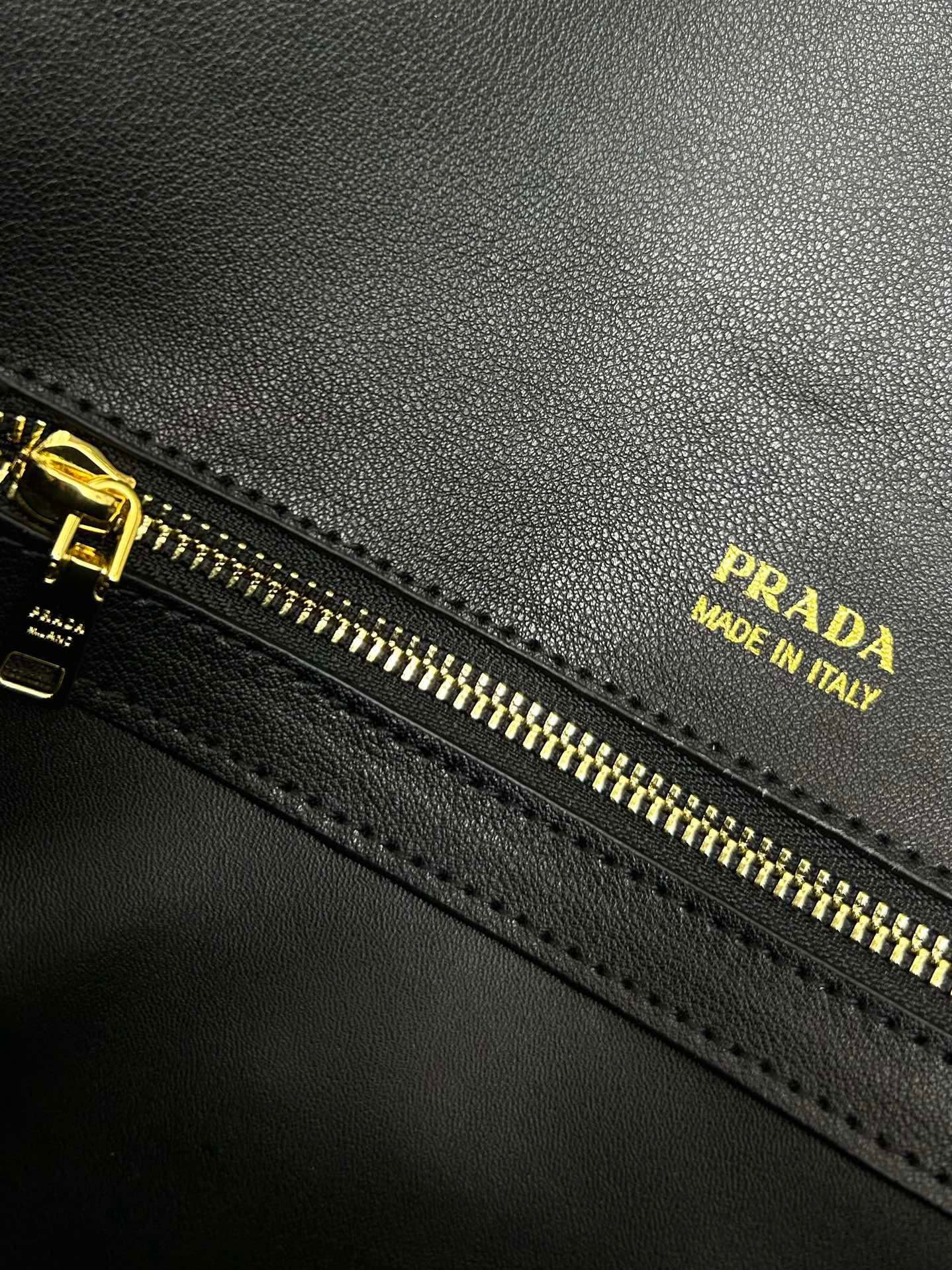 1XPD403B hight quality leather Bags