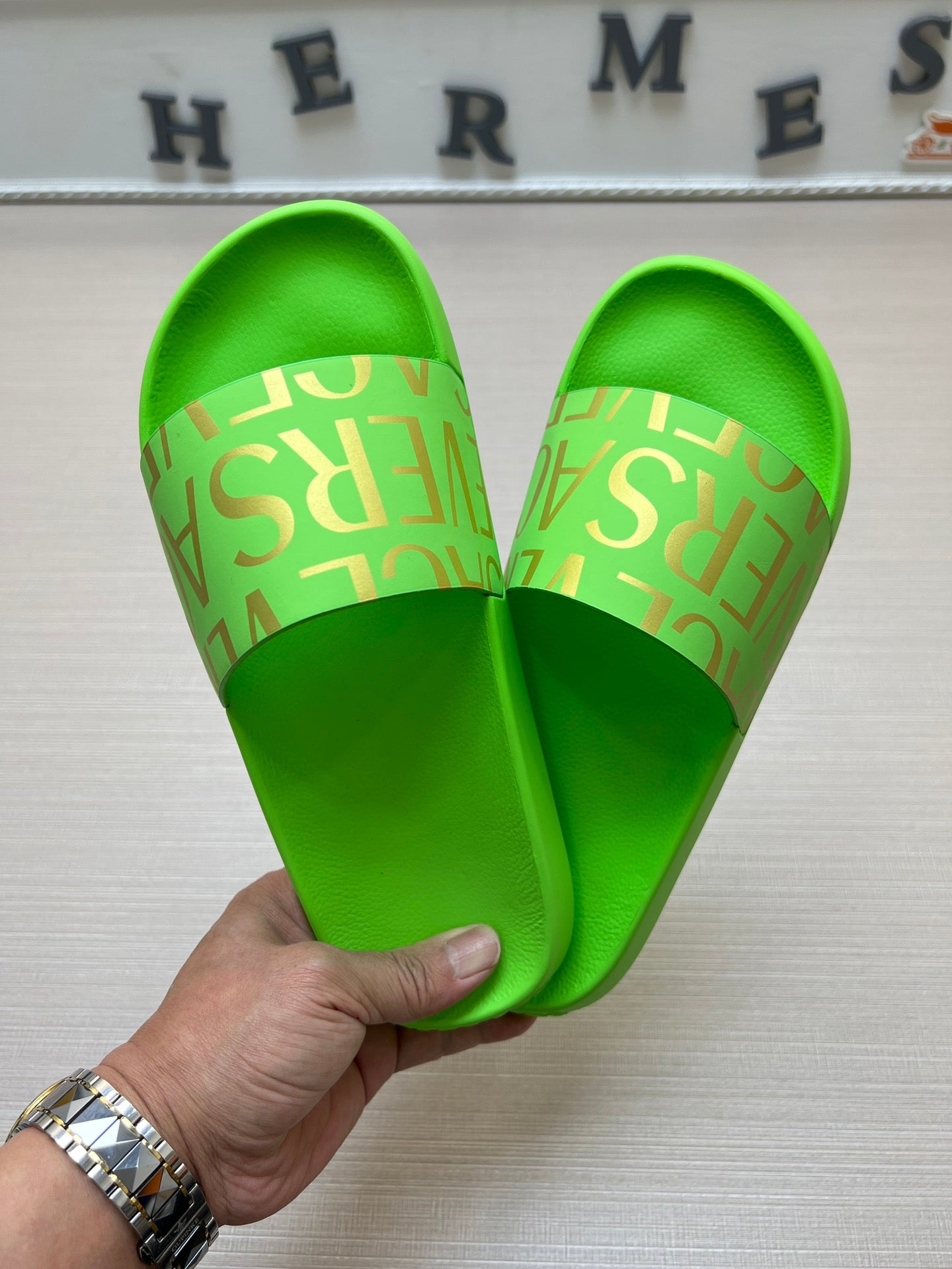 54V108Z  fashion  slippers