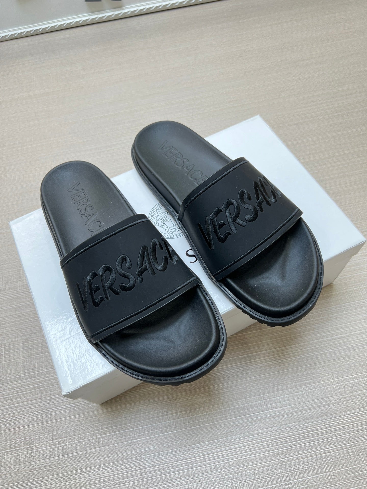 54V54Z   fashion  slippers