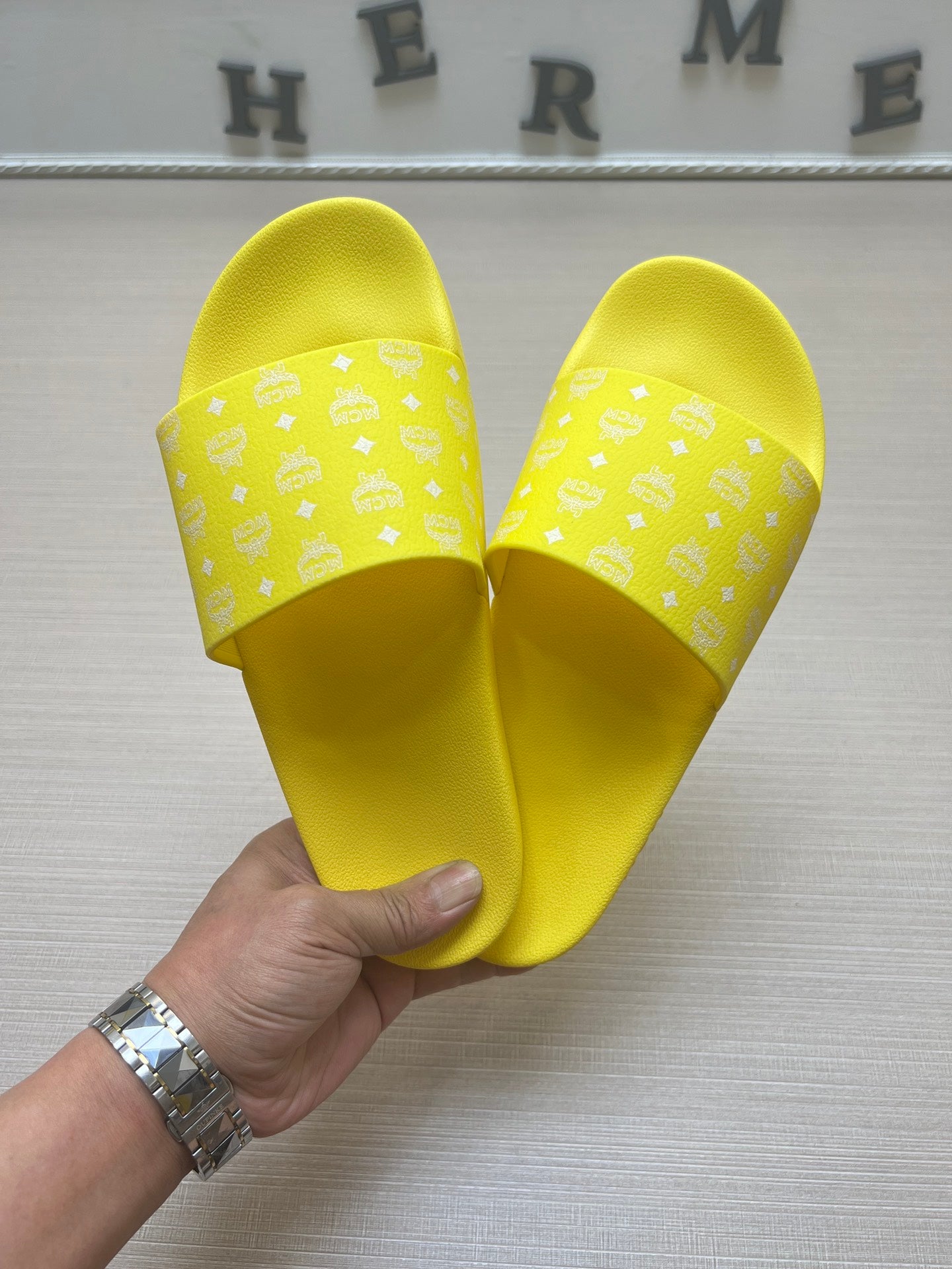 54M47Z    fashion  slippers