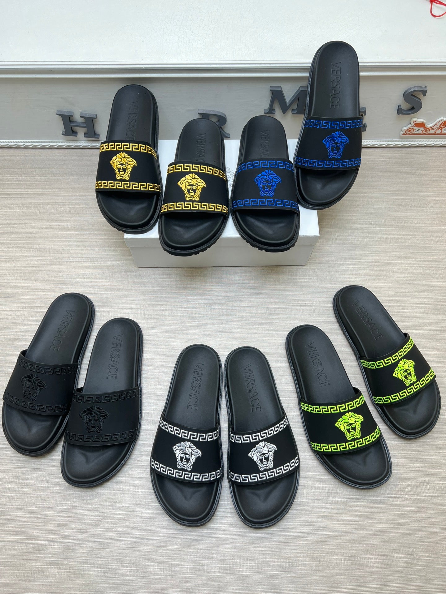 54V53Z    fashion  slippers