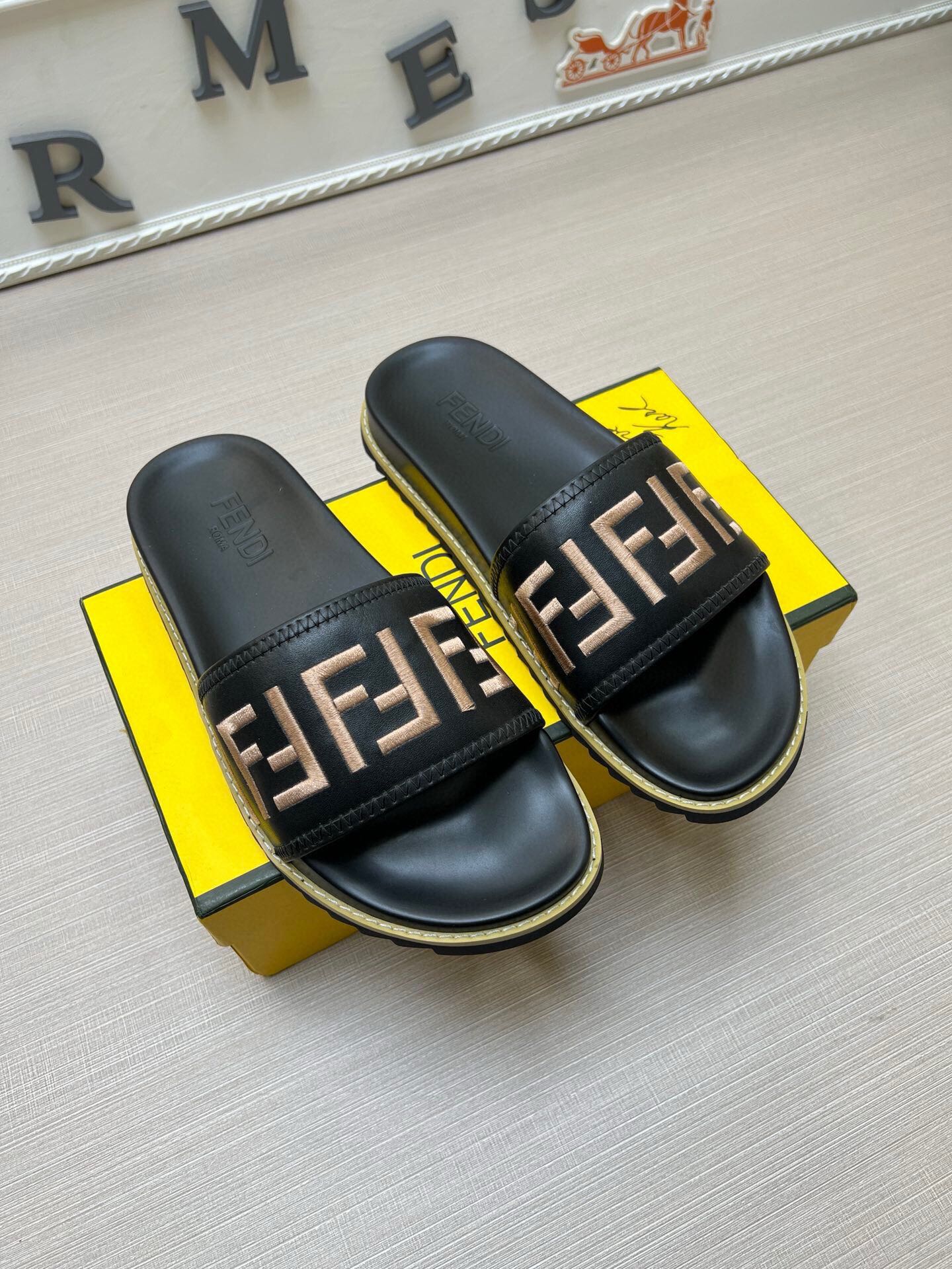 54F25Z    fashion slippers