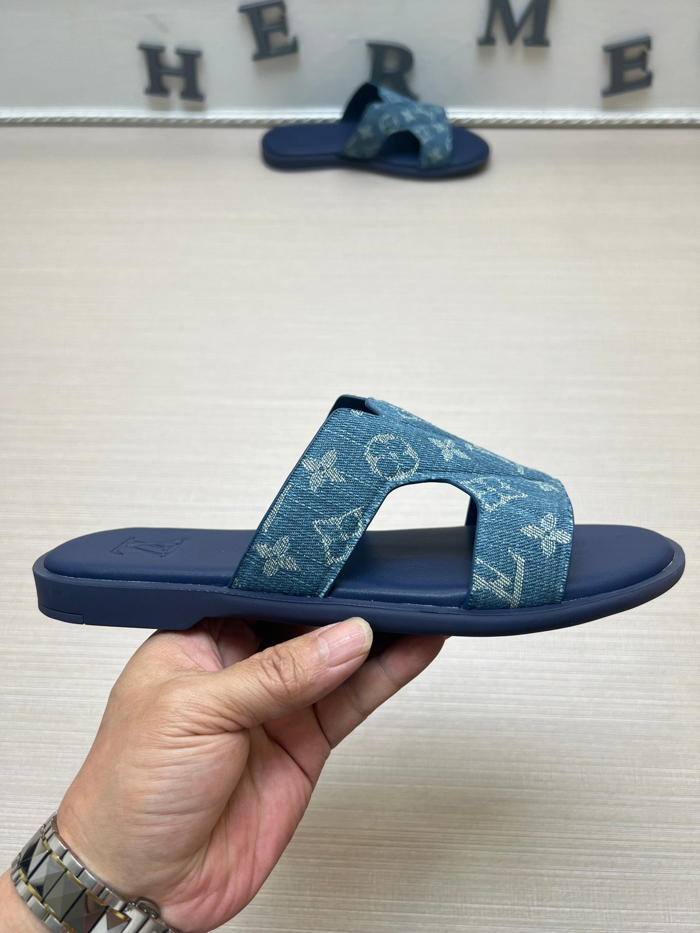 54E22Z    fashion slippers