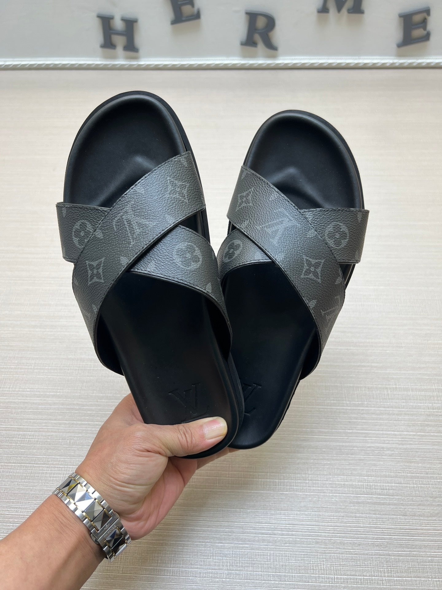 54E56Z   fashion slippers