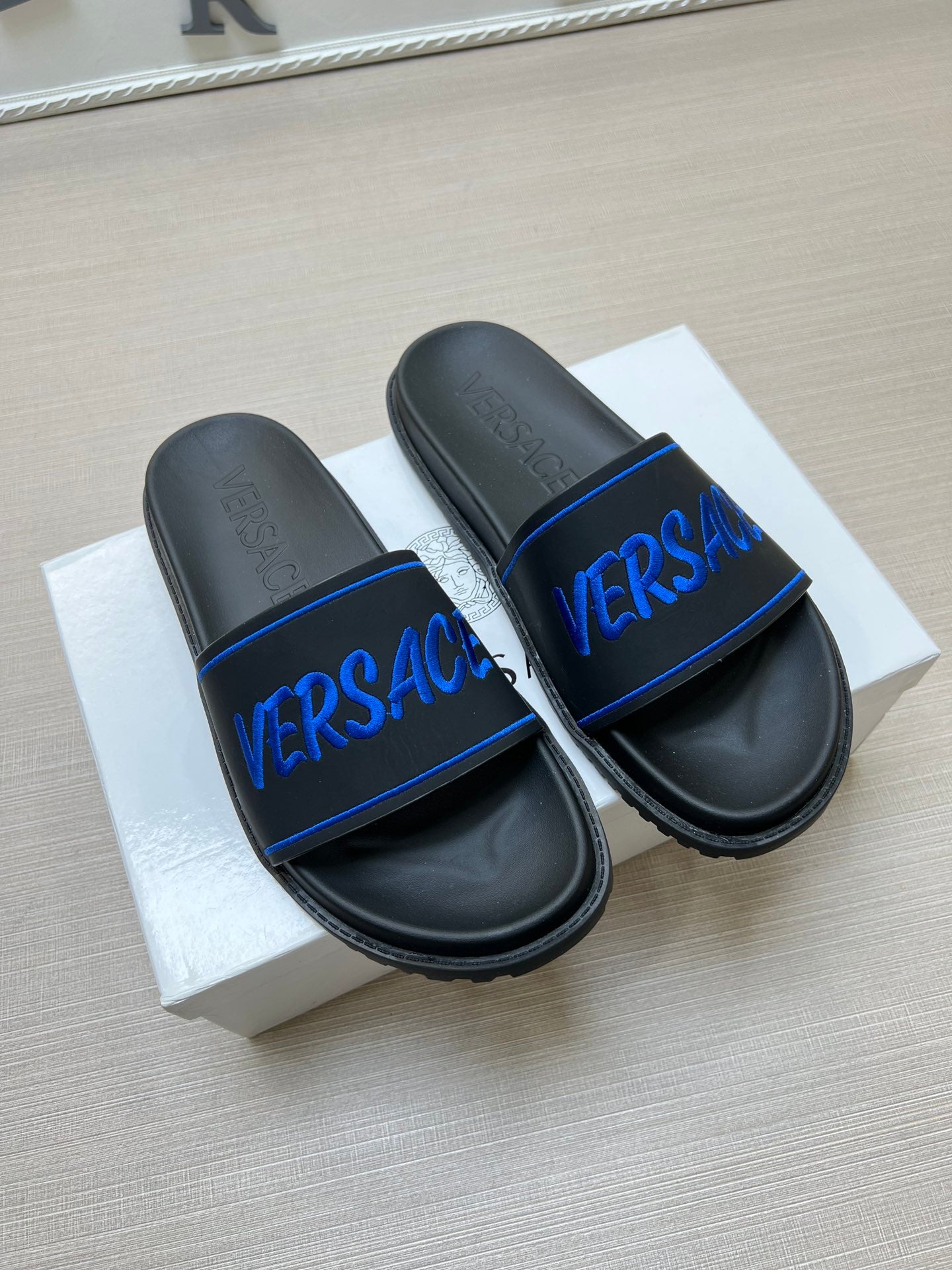 54V54Z   fashion  slippers