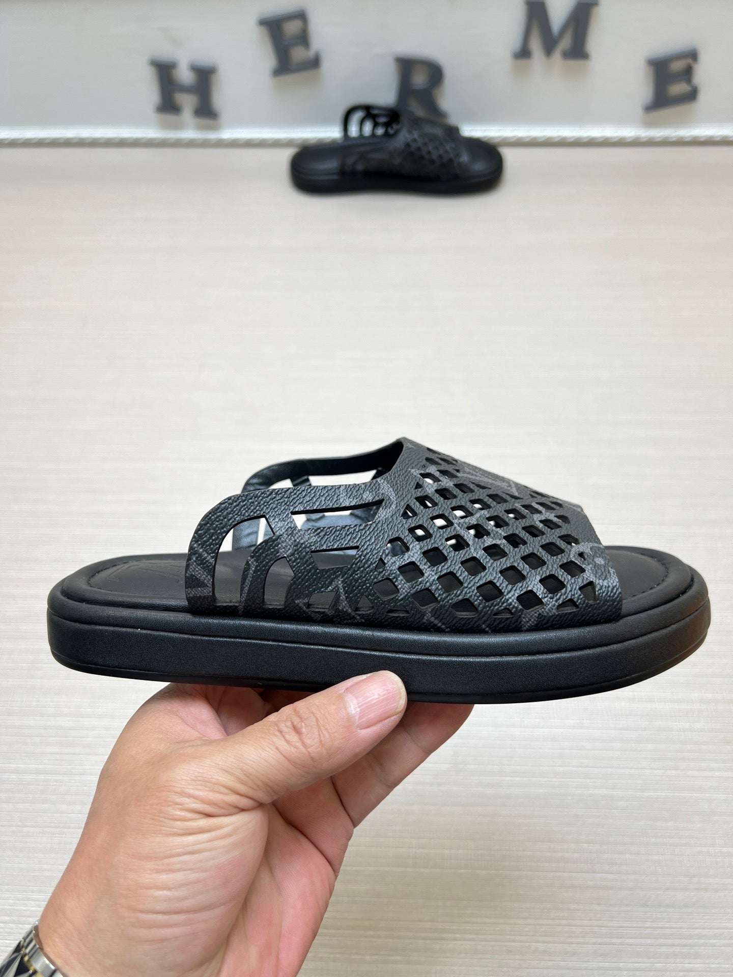 54E83Z   fashion slippers