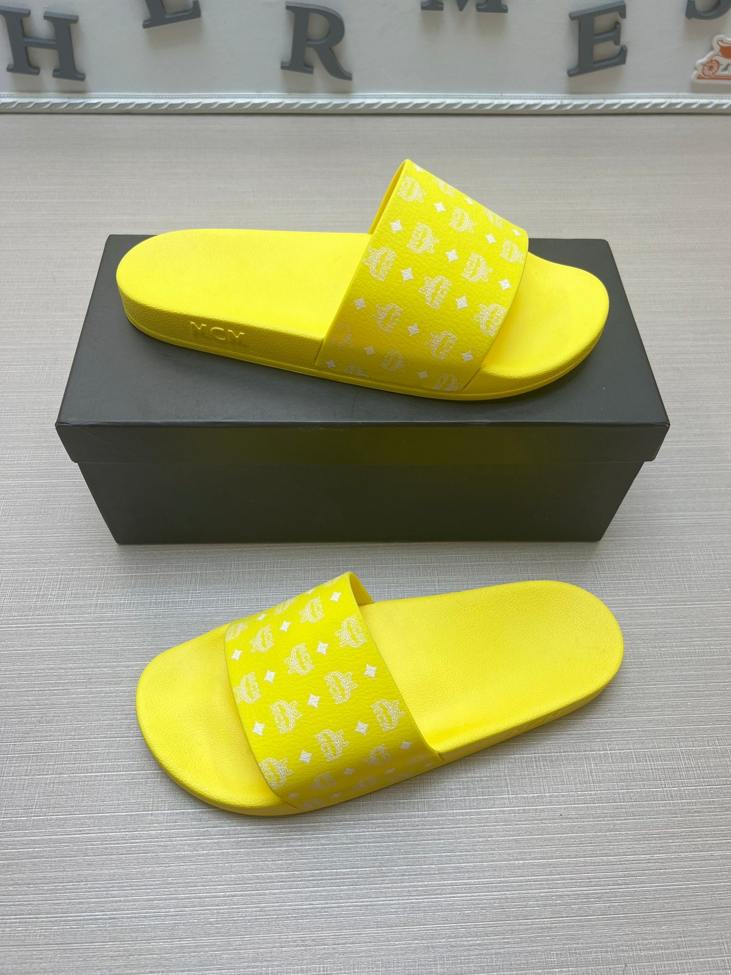 54M47Z    fashion  slippers