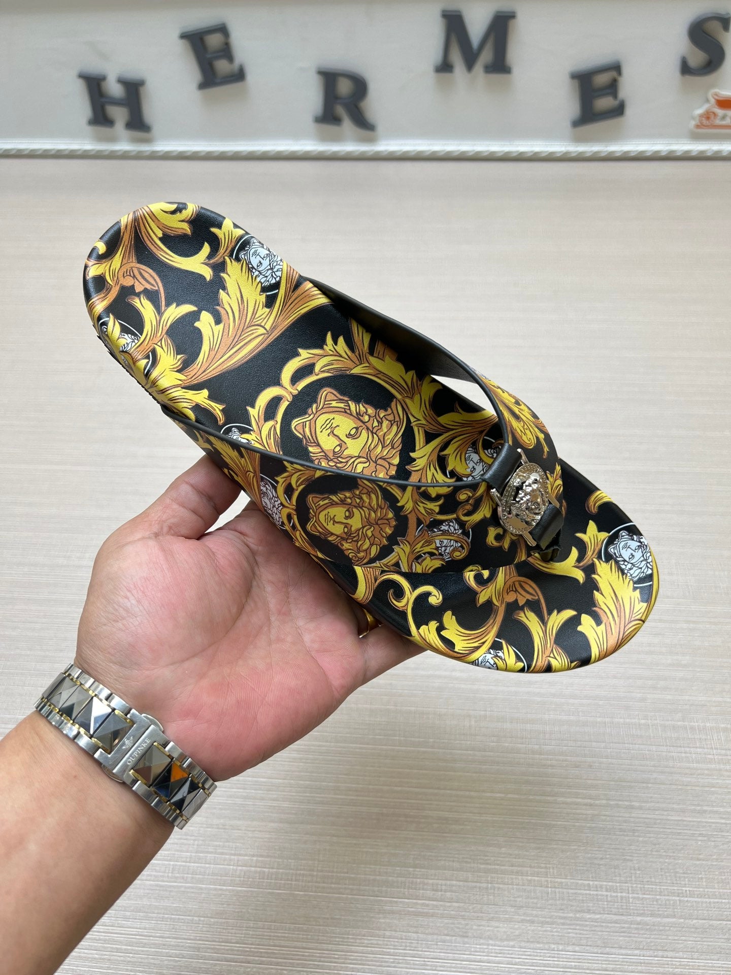 54V96Z   fashion  slippers