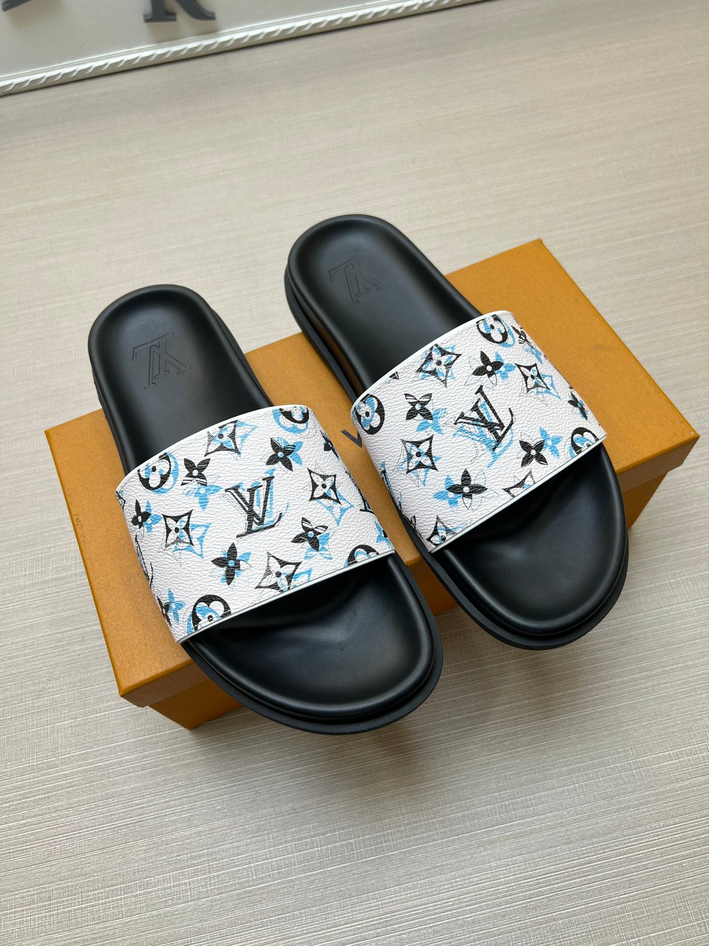 54E70Z   fashion  slippers