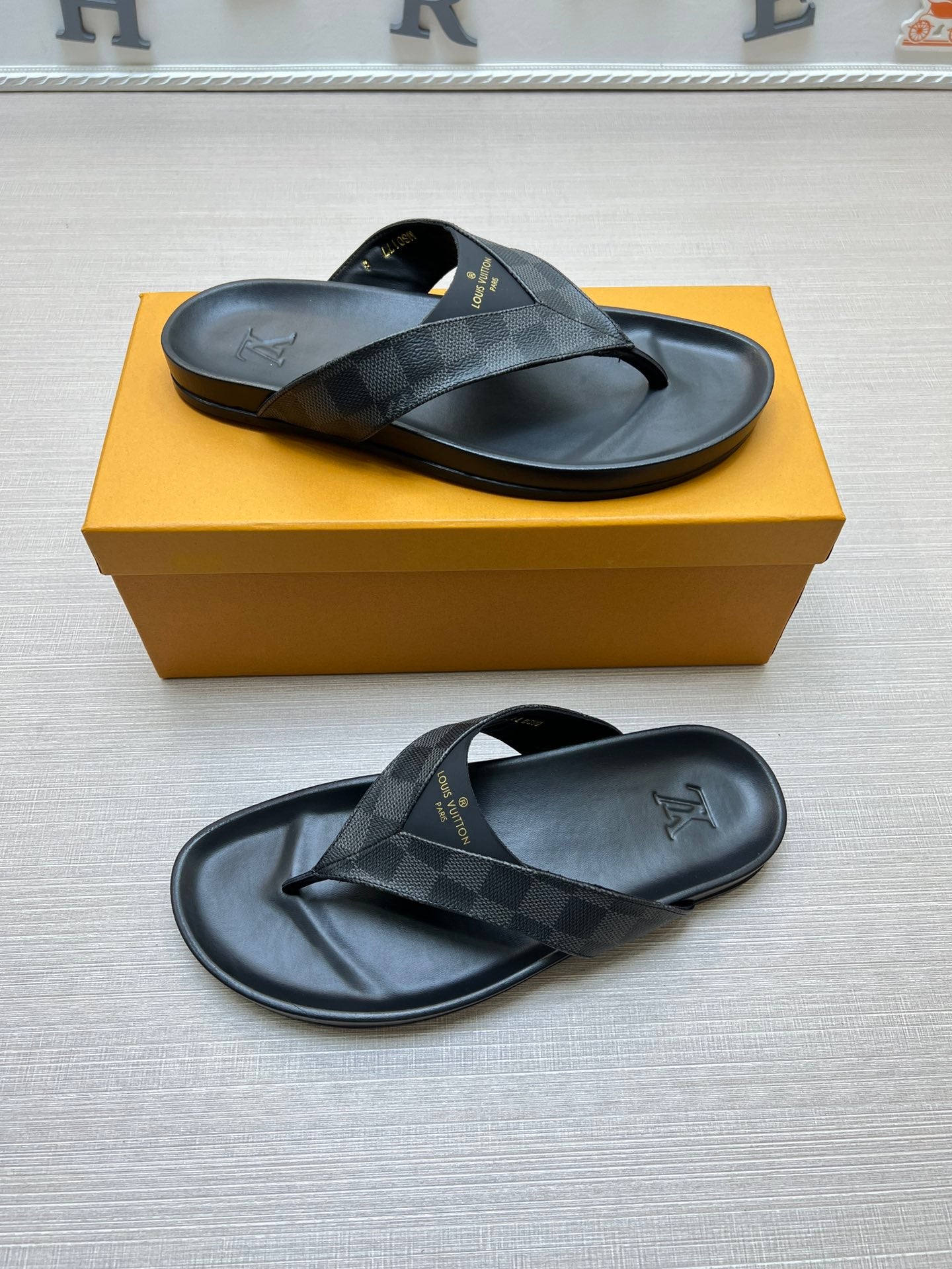 54E85Z     fashion slippers